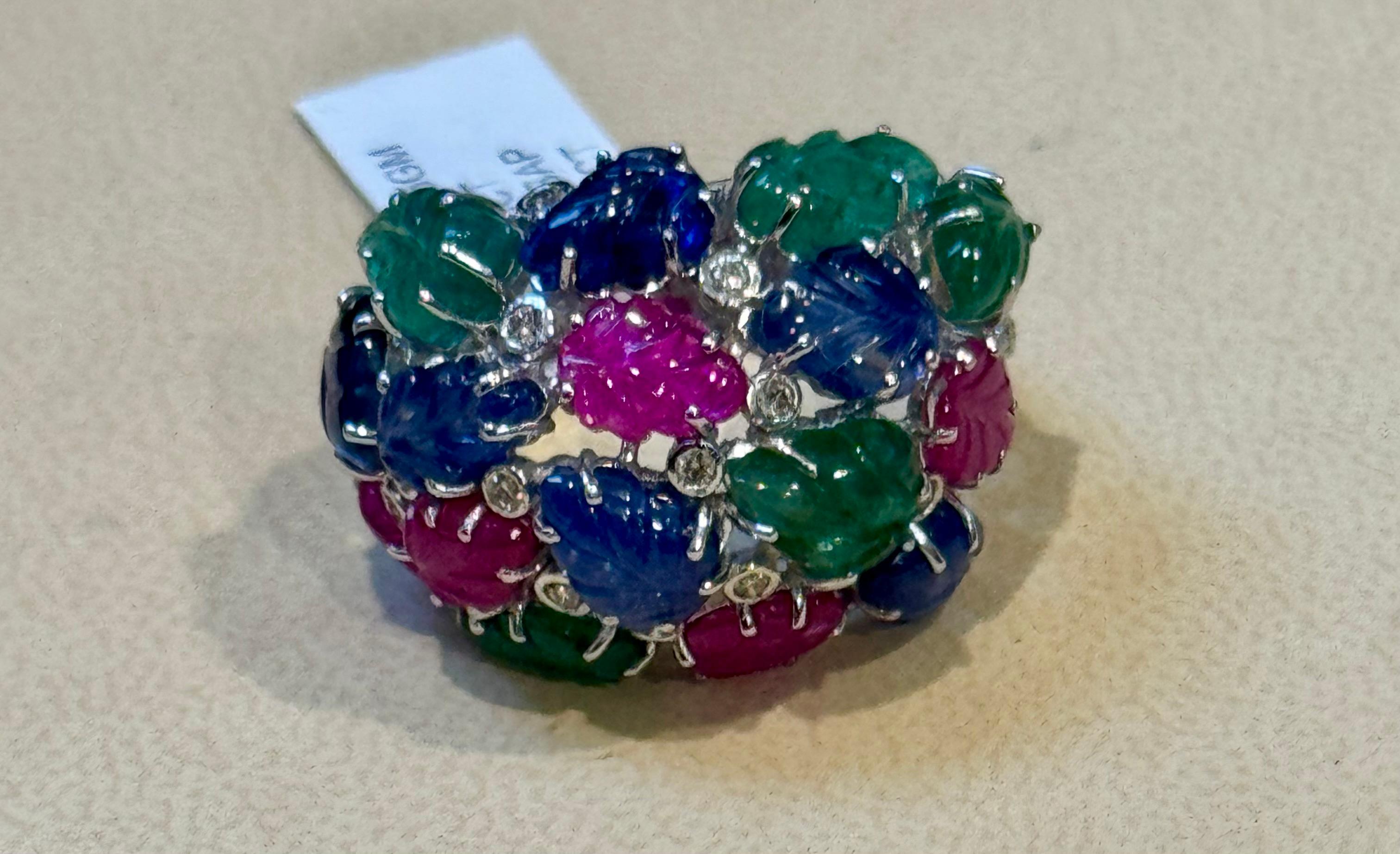 Großer Tutti Frutti 18K Ring, natürliche Smaragde, Rubine, Saphire  Diamanten Größe 9 im Angebot 1