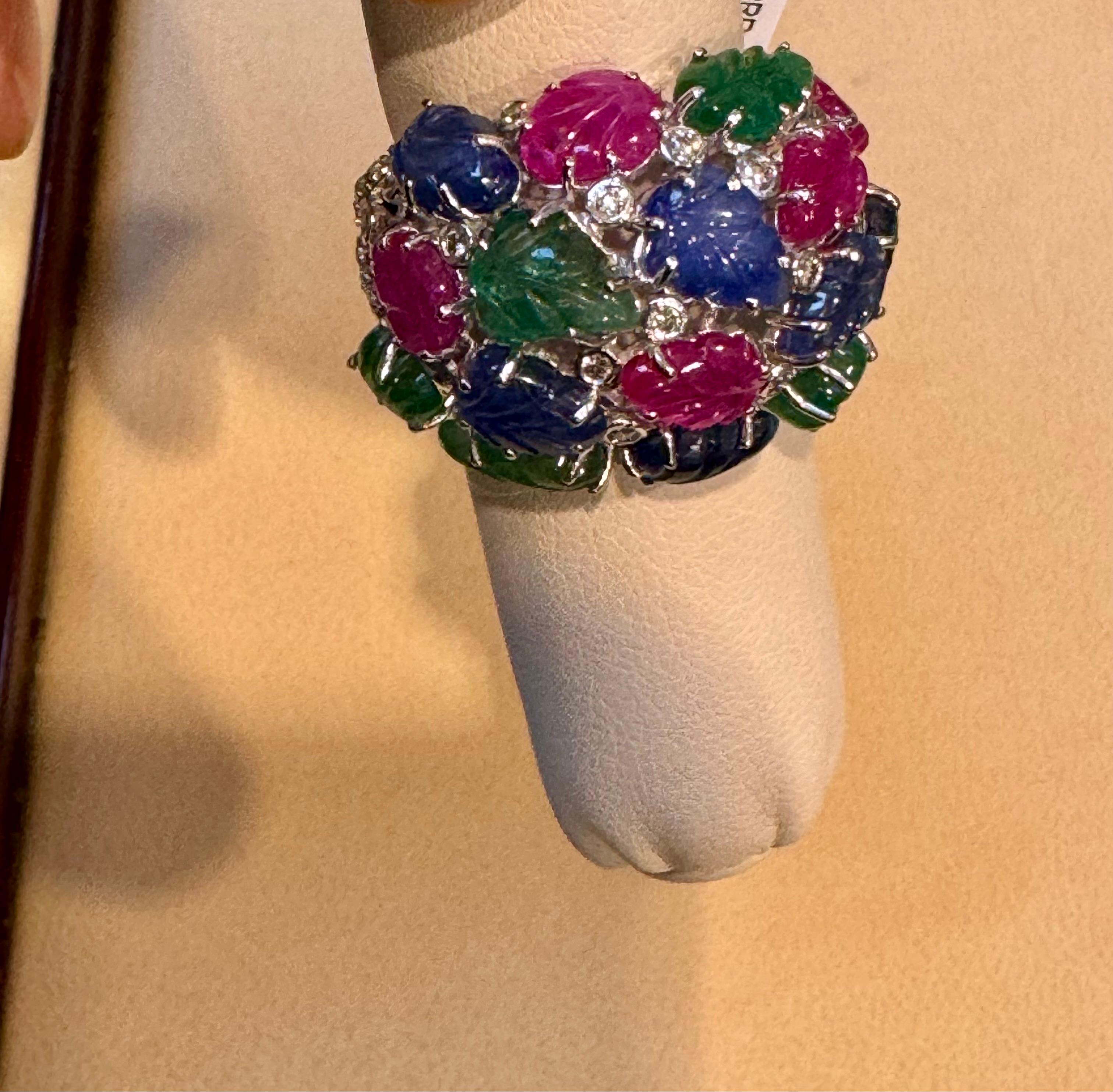 Grande bague Tutti Frutti 18 carats, émeraudes naturelles, rubis, saphirs  Diamants taille 9 en vente 3