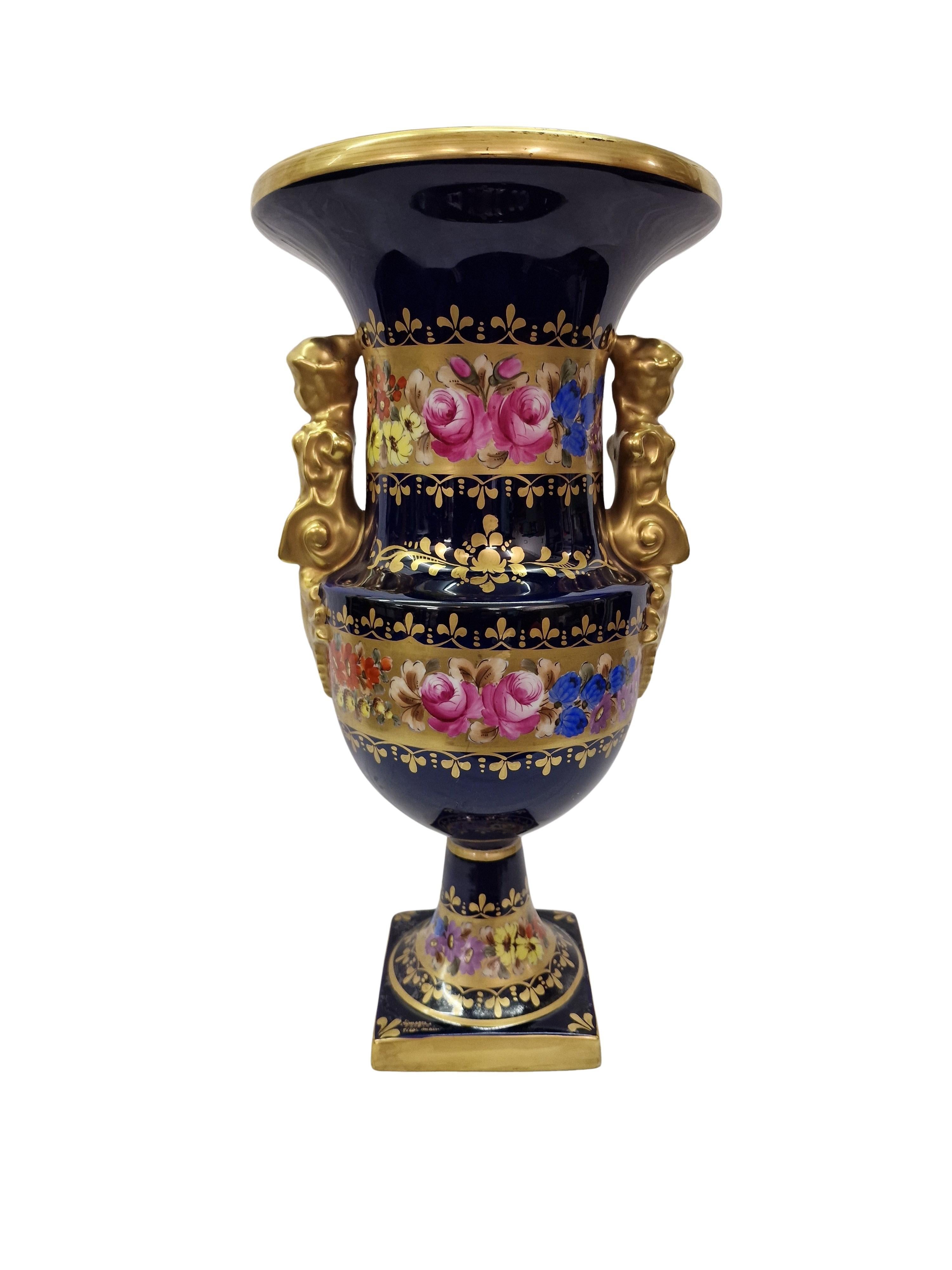 Splendido vaso di grandi dimensioni del famoso produttore francese Limoges, realizzato negli anni '50. 

La forma del vaso è chiamata vaso a cratere, una forma antica con due manici a forma di putti. Il vaso di porcellana è di colore blu cobalto, ma