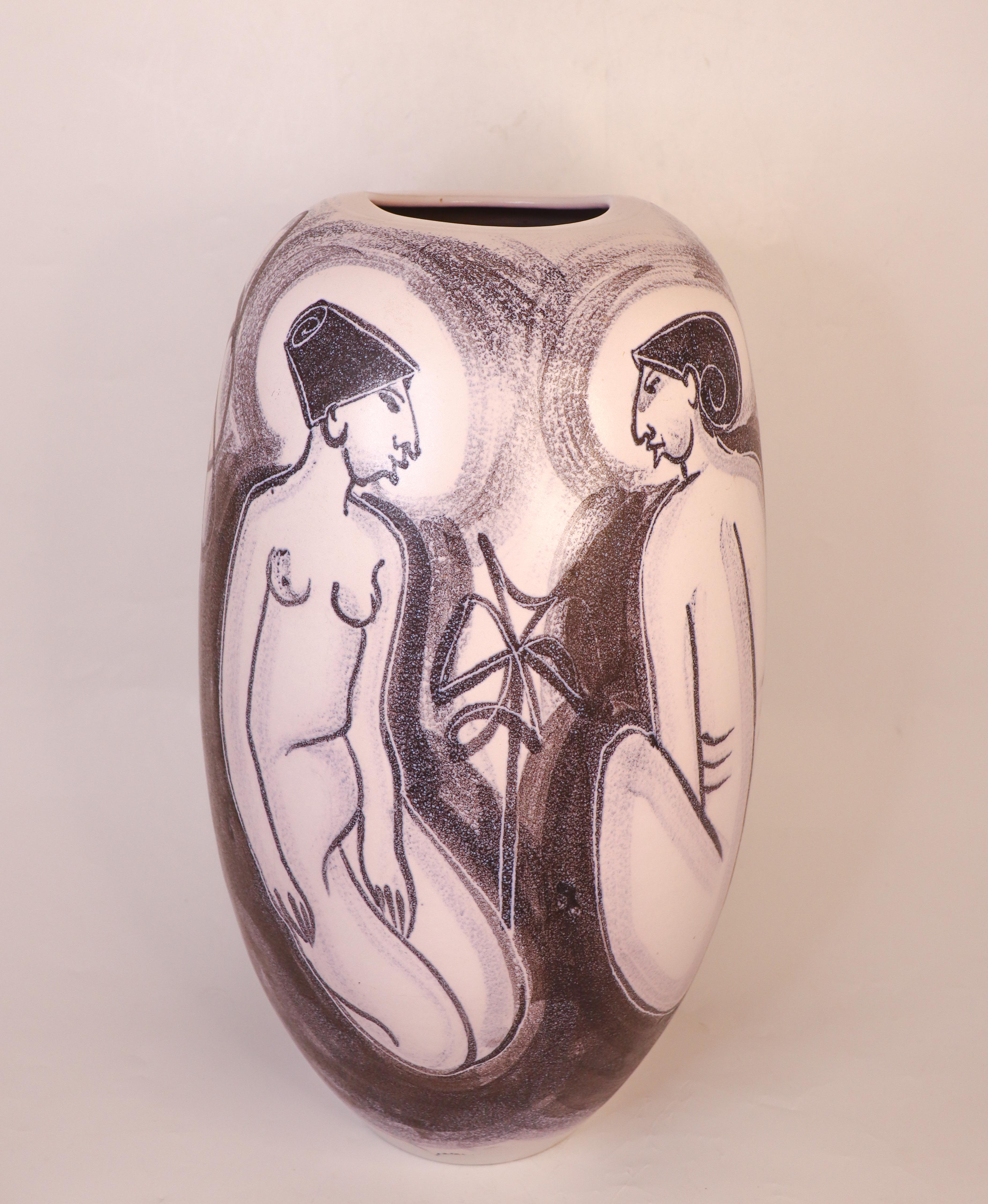 Un enorme vaso di terracotta disegnato da Mette Doller presso Höganäs Keramik negli anni Cinquanta. Il vaso misura 44 cm di altezza e circa 20 cm di diametro. Il vaso è in ottime condizioni ed è firmato in basso come mostra la foto. 