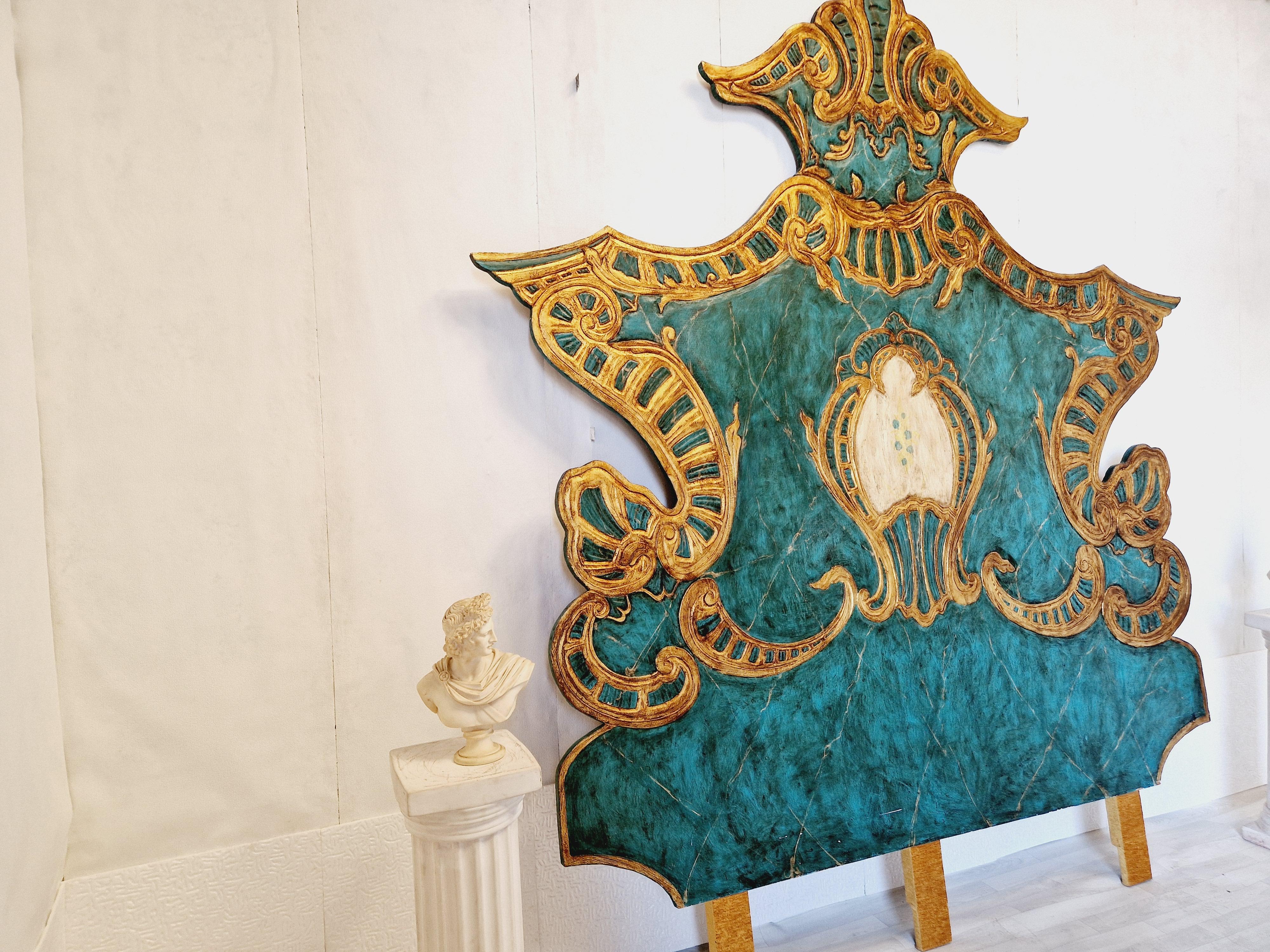 Milieu du XXe siècle Grande tête de lit vénitienne paon turquoise WOW factor en vente