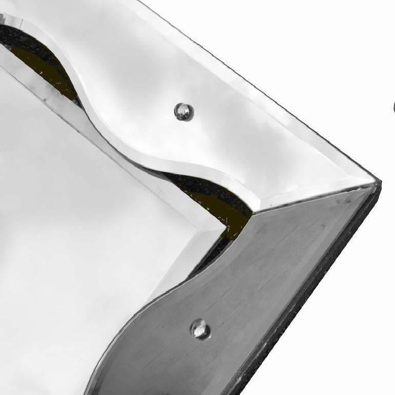 Miroir vénitien italien, moderne du milieu du siècle, avec verre biseauté en miroir, monté sur un épais support en bois.
Peut être suspendu horizontalement ou verticalement.   
