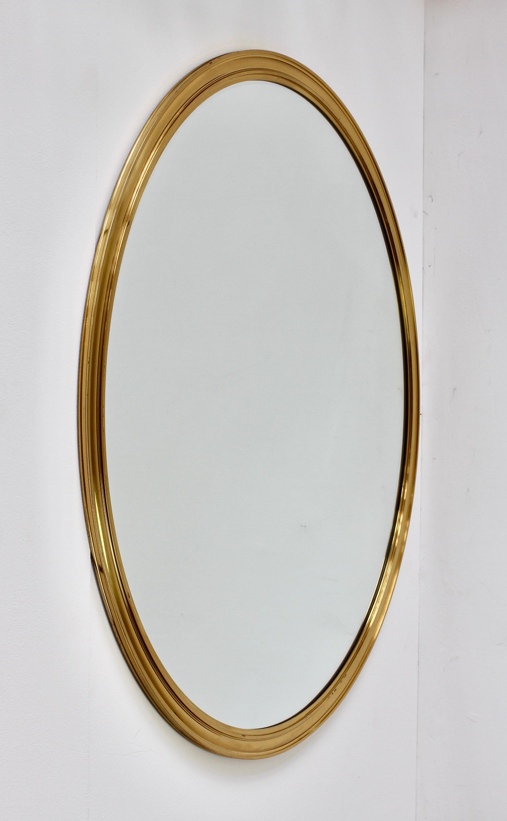 Stupendo specchio circolare da parete o da corridoio in ottone lucido del Mid-Century, di grandi dimensioni (39,3