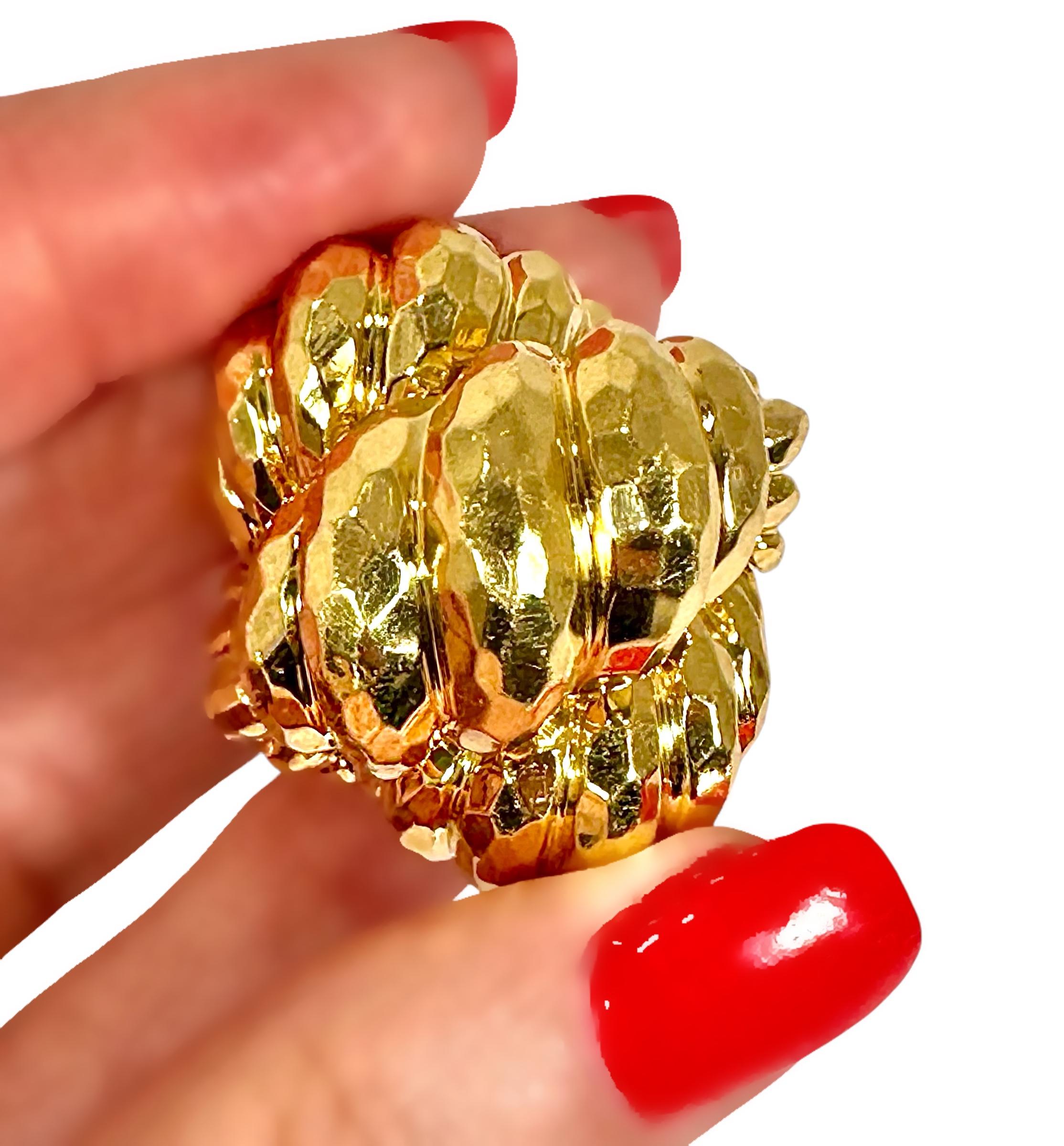 Huge Vintage 18K Yellow Gold Henry Dunay Hammered Dome Ring 1 3/8 Inches Long en vente 3