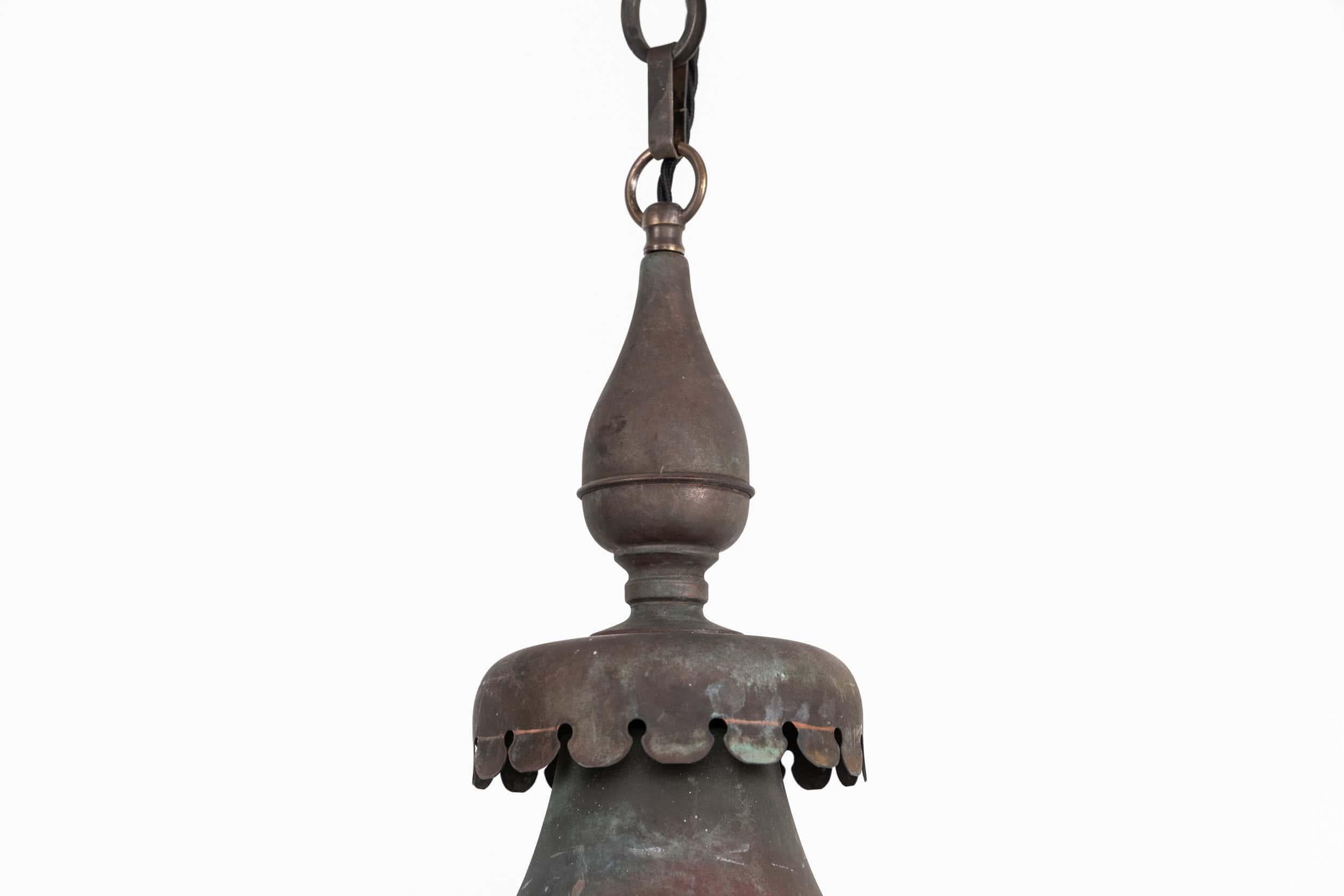 

Grande lanterne de rue anglaise en cuivre. 20ème siècle

De forme imposante, cette lanterne hexagonale vitrée présente une magnifique patine d'usage. La boucle supérieure permet de suspendre la lanterne au plafond et comprend une longueur de