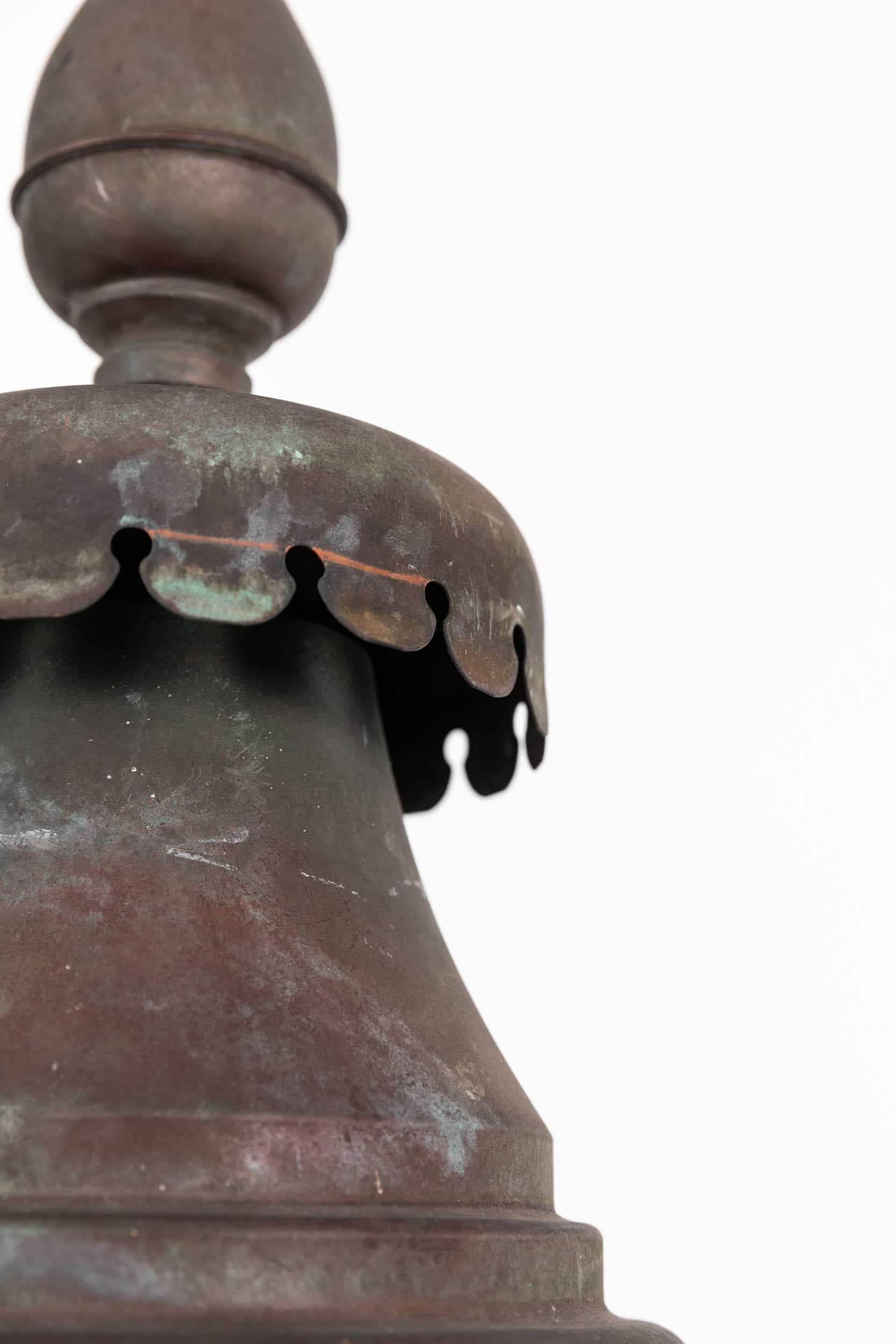 Pressé Énorme lanterne de hall vintage du 20e siècle en cuivre vert-de-gris en vente