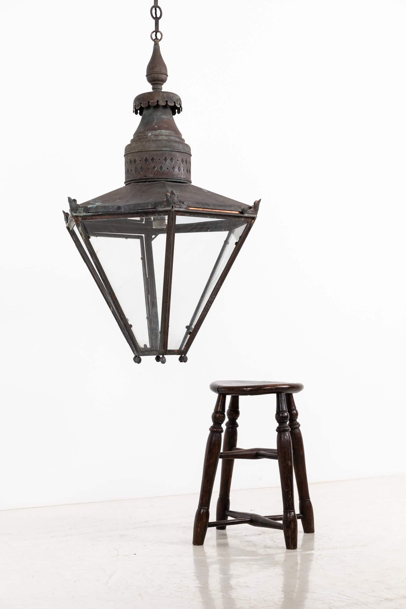 Énorme lanterne de hall vintage du 20e siècle en cuivre vert-de-gris État moyen - En vente à London, GB