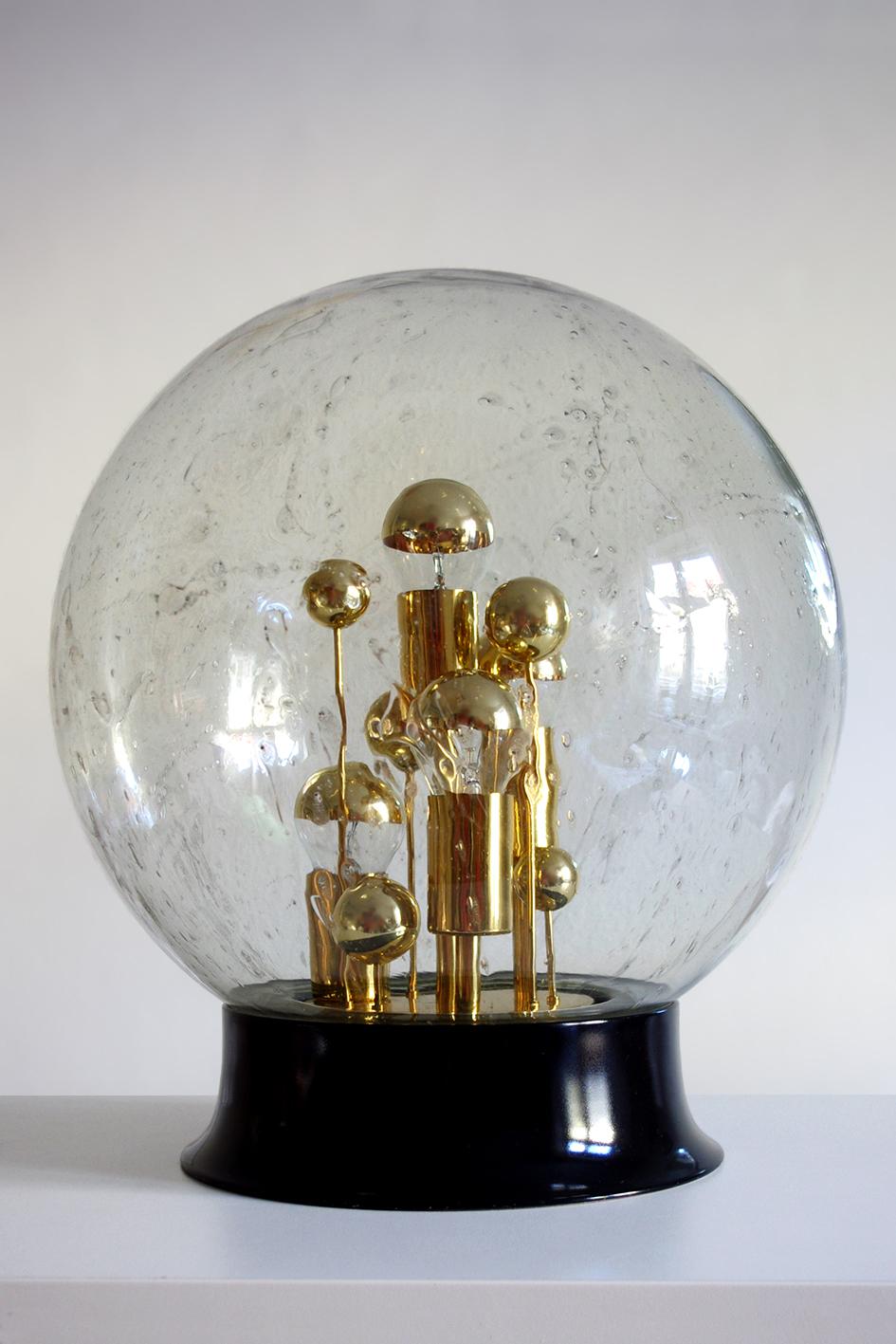 Magnifique globe en verre soufflé et lampe en métal noir et doré.
Allemagne, années 1970.
Douilles de lampe.
 