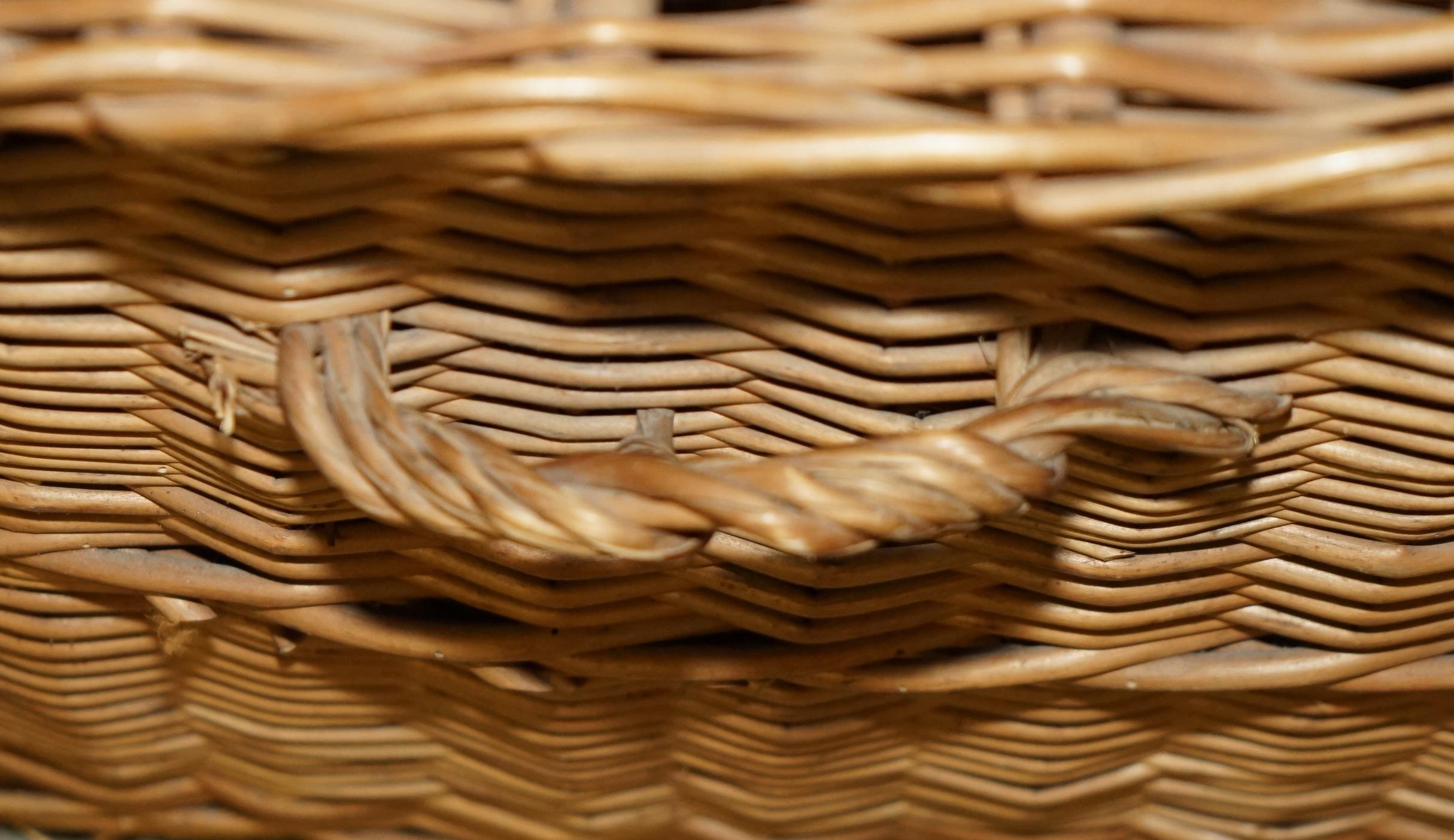 XX secolo ENORME CESTINO IN VETRINA DI FORTNUM & Mason DEL PRIMO SECOLO 93X63cm CESTINO PER LA LOG STORAGE in vendita