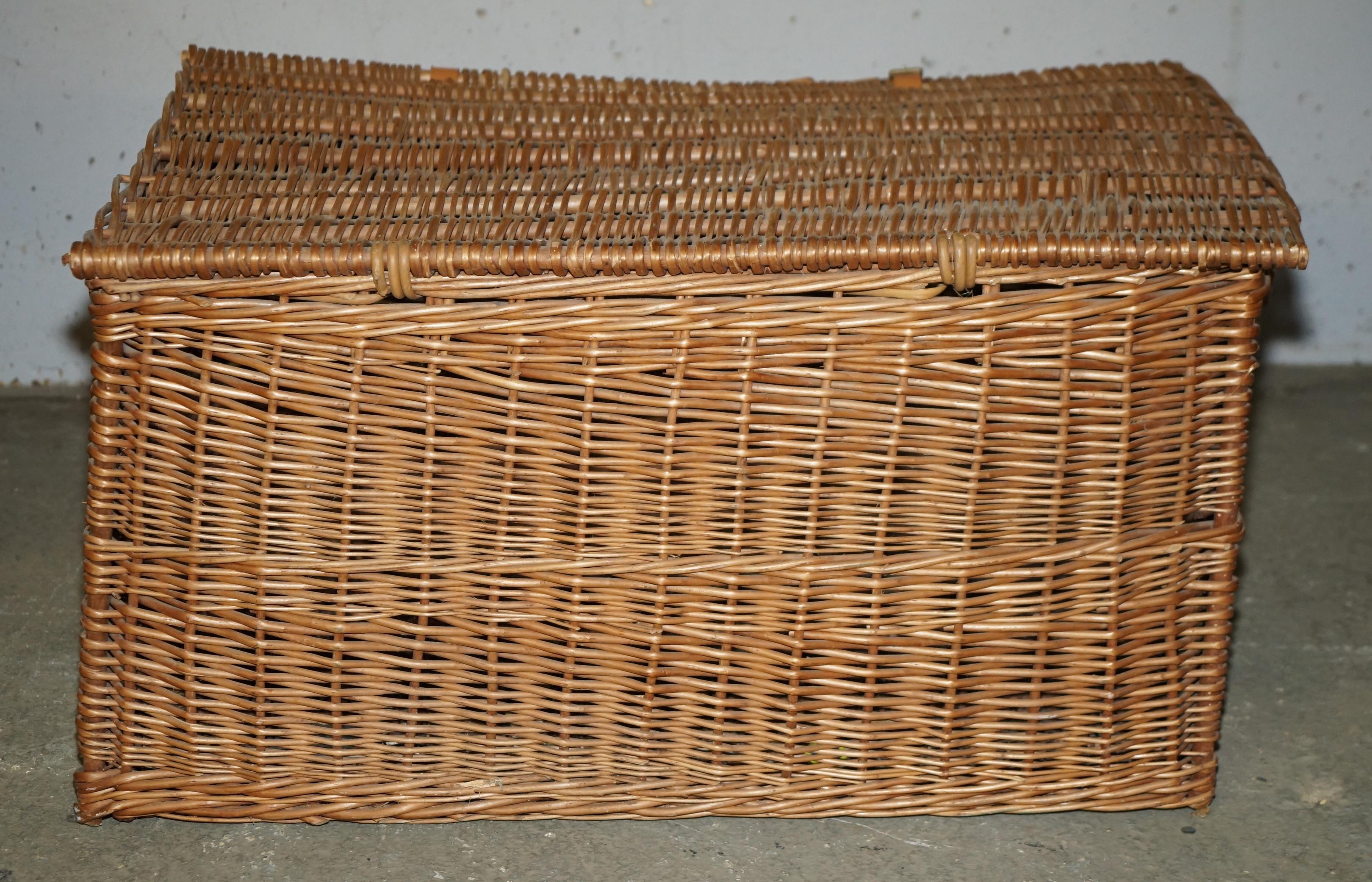 Vimini ENORME CESTINO IN VETRINA DI FORTNUM & Mason DEL PRIMO SECOLO 93X63cm CESTINO PER LA LOG STORAGE in vendita