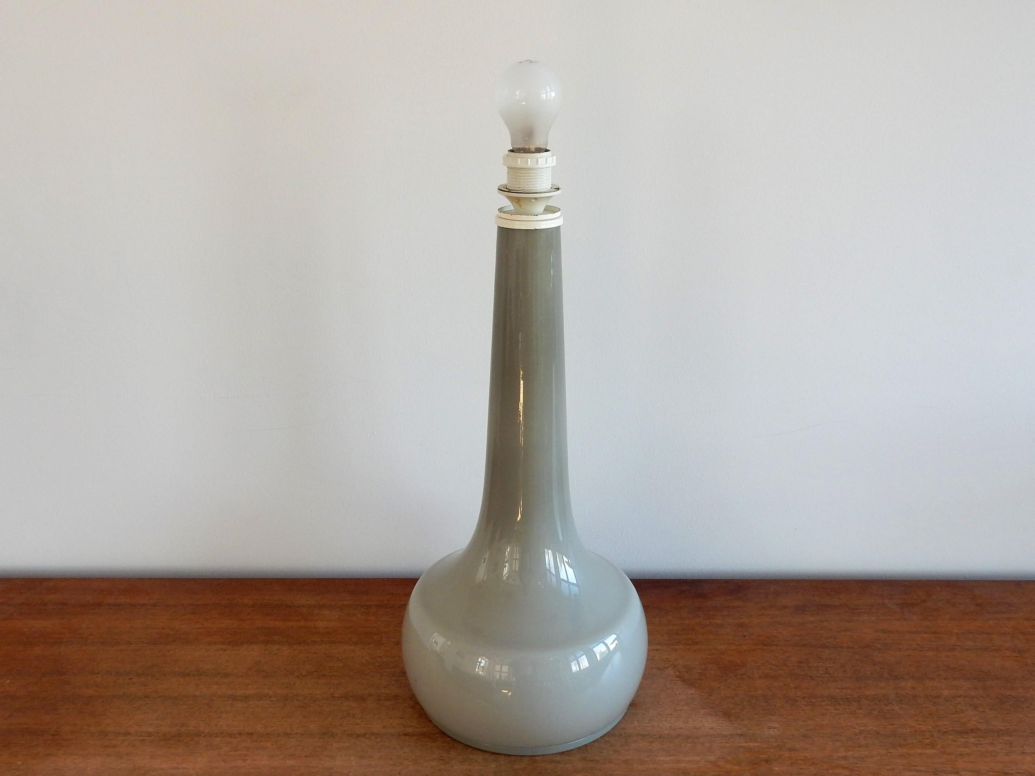 Cette lampe de table vintage d'une taille exceptionnelle est fabriquée en verre épais de couleur grise. Le type de verre et le design semblent danois. Ça pourrait très bien être Holmegaard. La lampe est en bon état avec des signes mineurs d'âge et