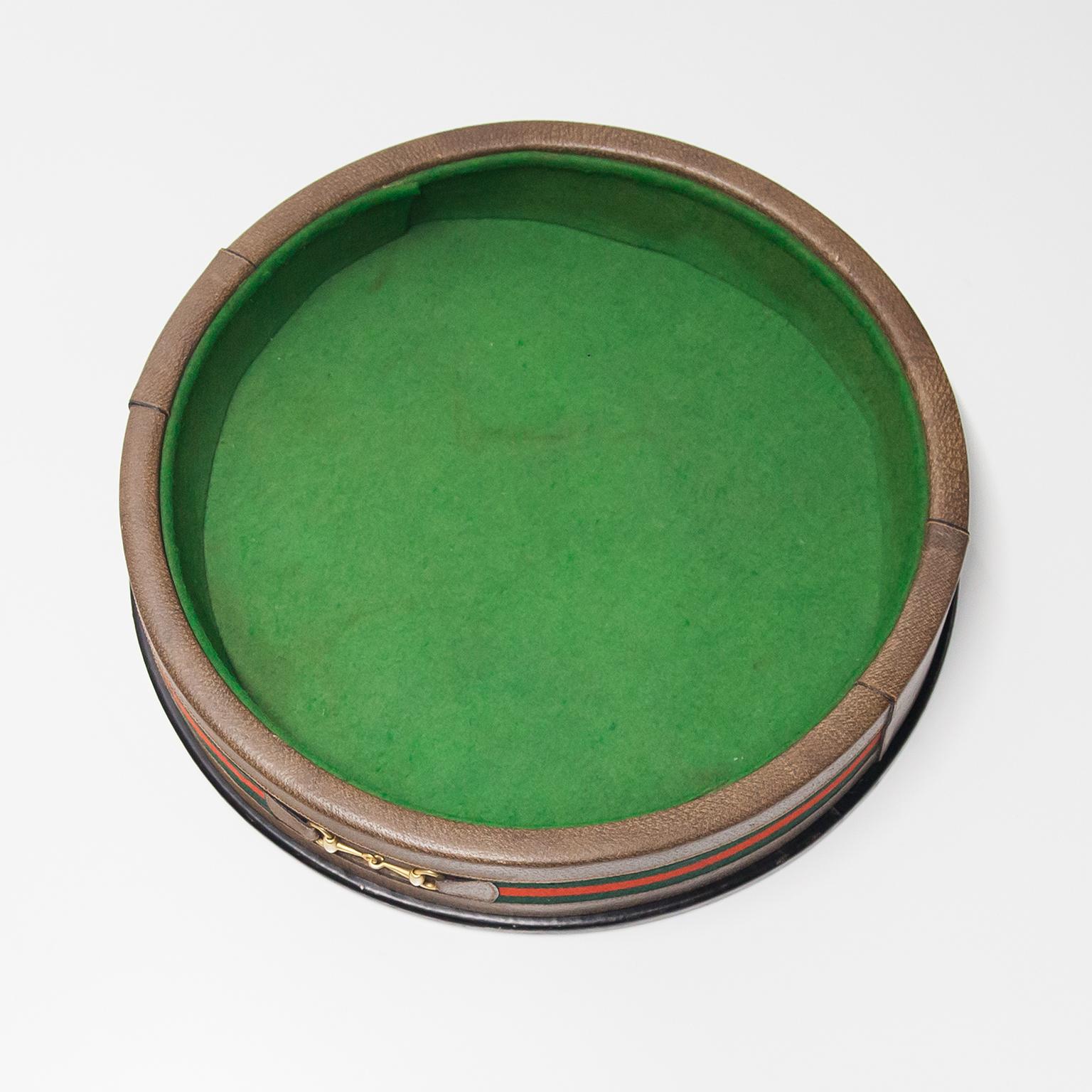 Very rare and elegant Gucci Vintage serving and gambling tray manufactured in brown leather with the typical red and green Gucci fabric ring and lined inside with green felt. Signed with Gucci on the bottom and in very good vintage condition.