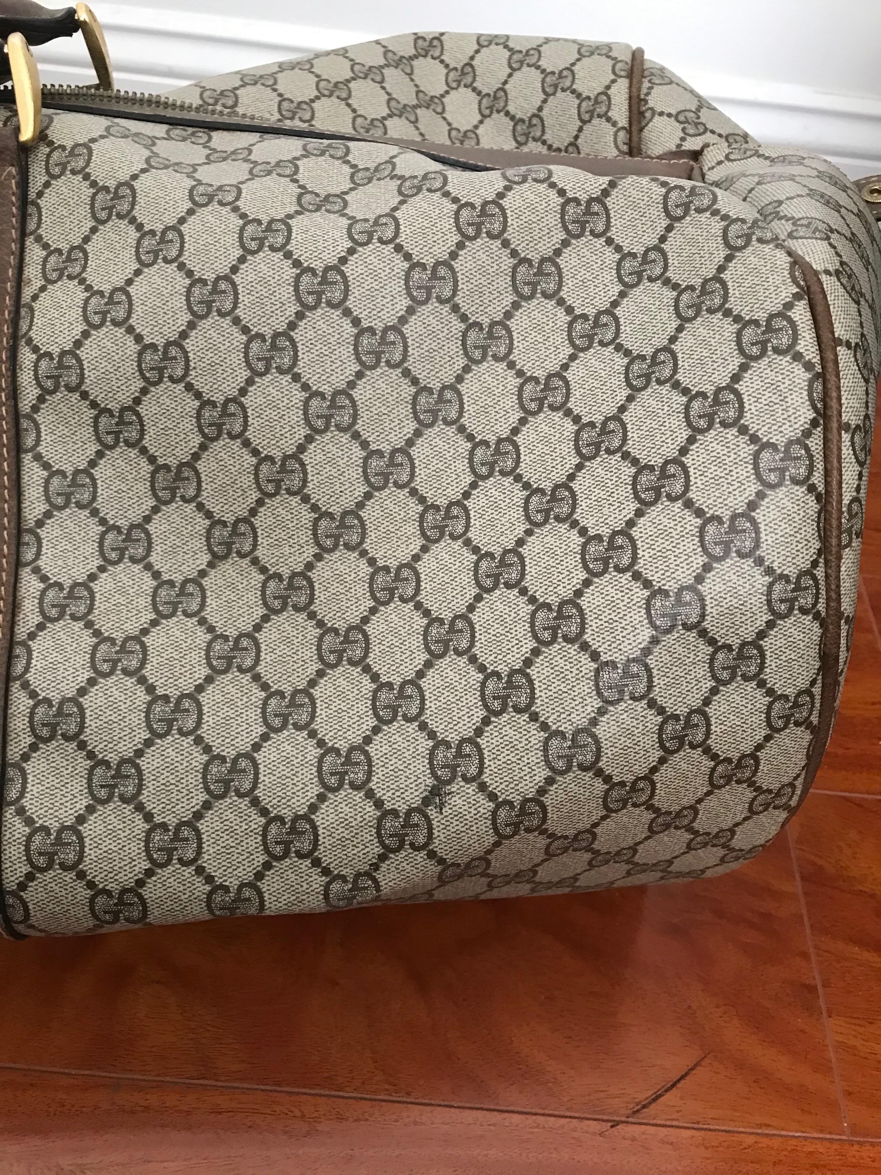 Huge vintage Gucci Duffel bag
Bag color: Monogram canvas brown
Material: Leather
Features: -Fully-zippered compartment -2 leather handles.
Hardware: Gold-tone.