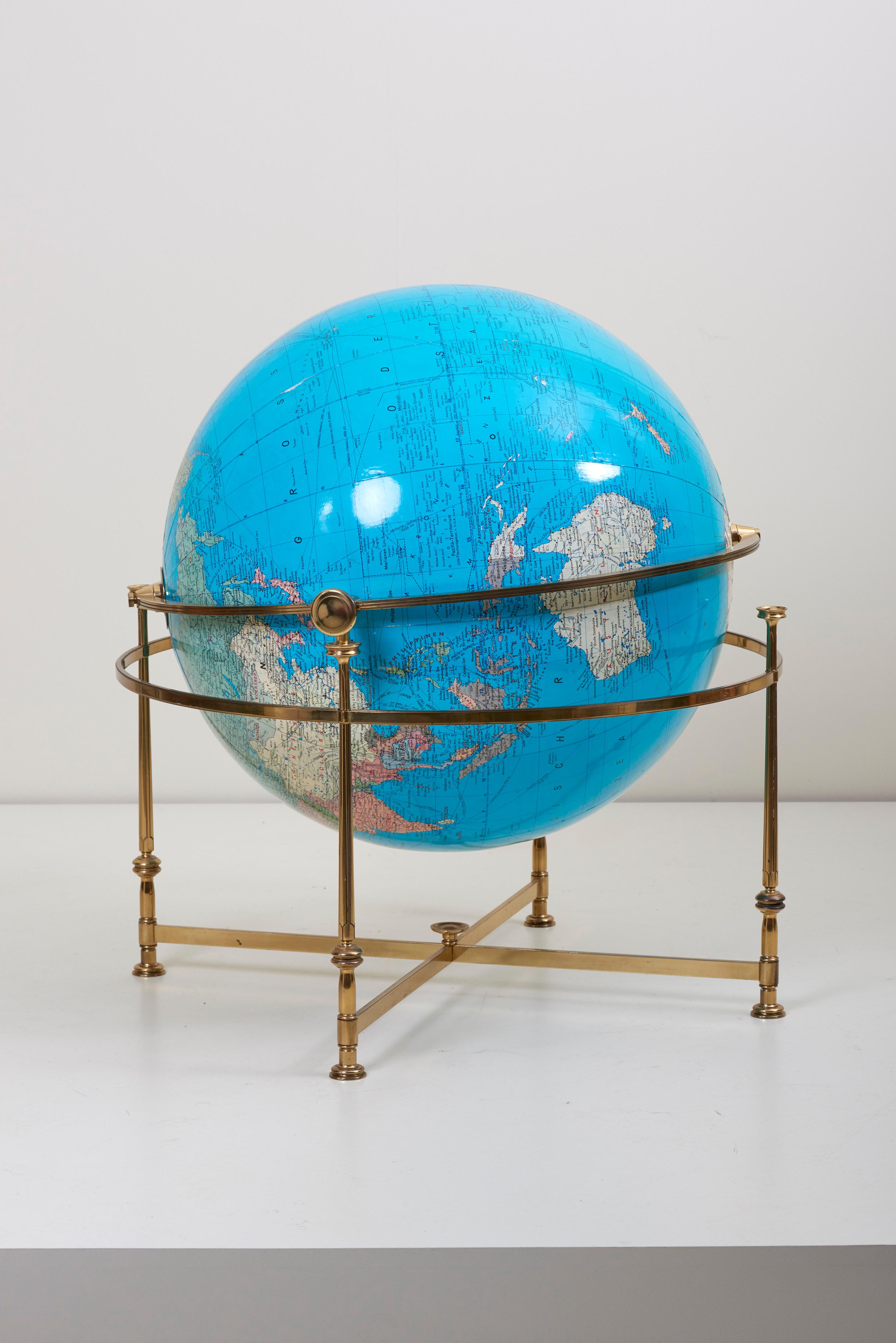 Énorme globe lumineux vintage avec Stand en laiton en vente 3