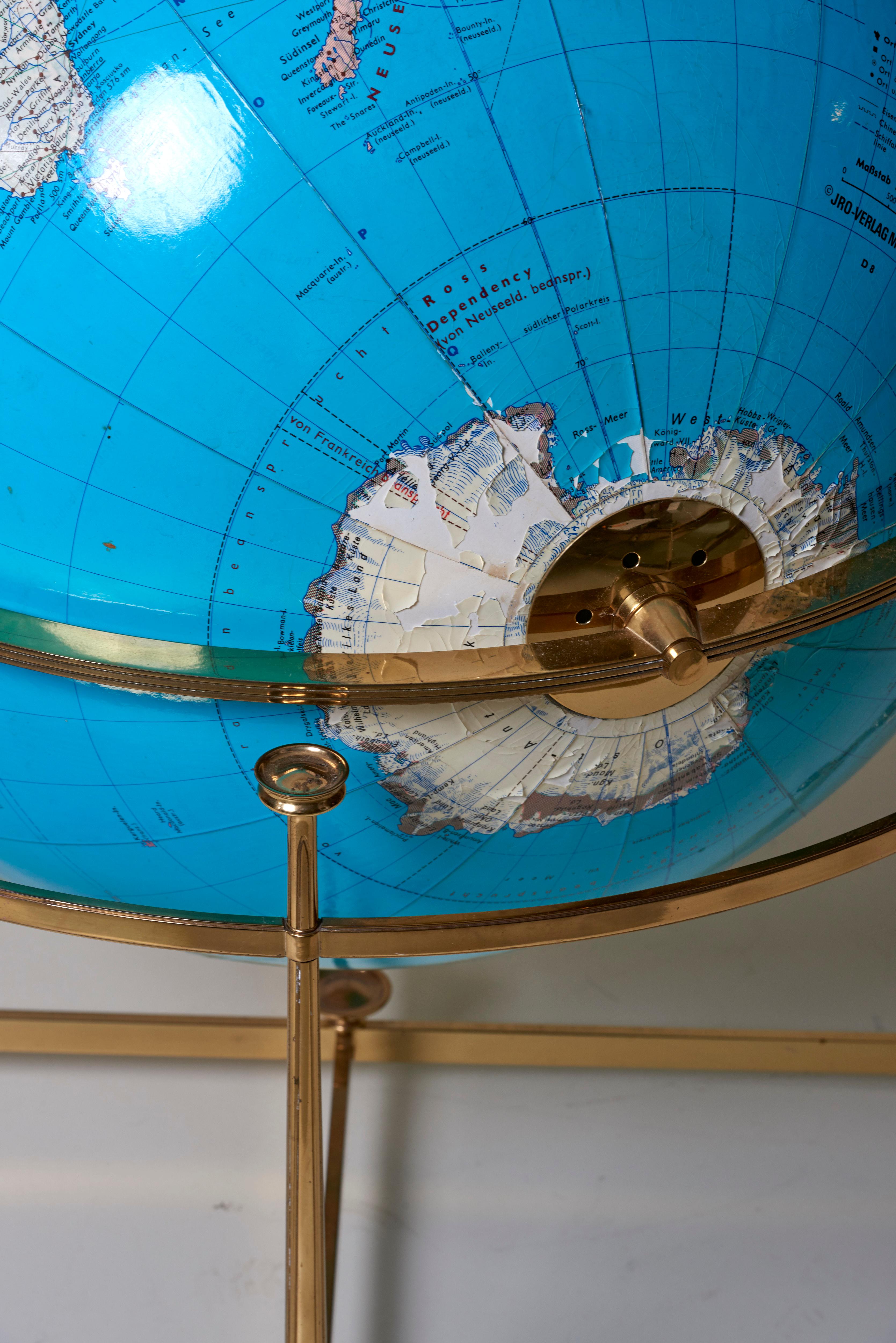 Riesiger beleuchteter Vintage-Globus mit Stand aus Messing im Angebot 7