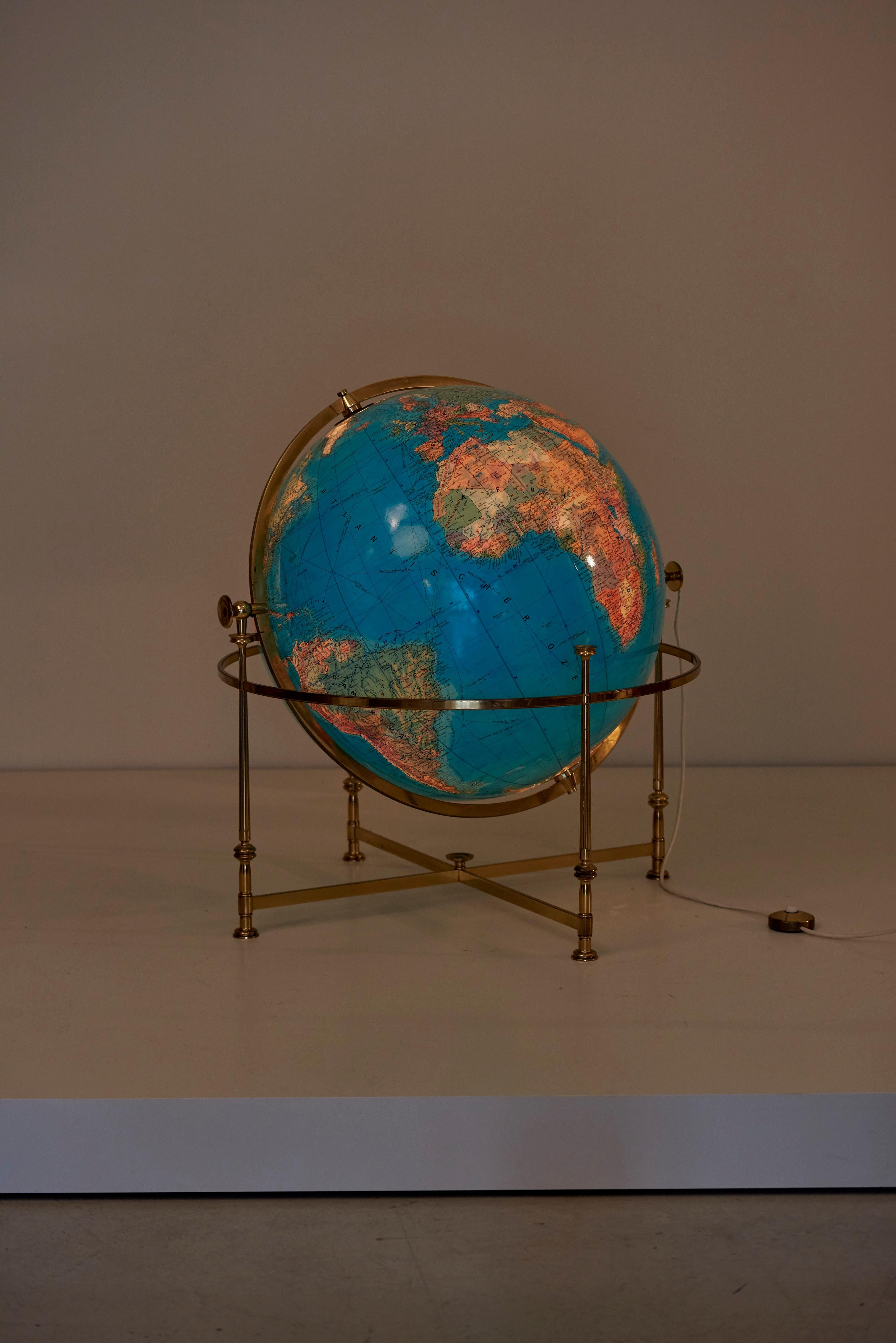 Riesiger beleuchteter Vintage-Globus mit Stand aus Messing (Hollywood Regency) im Angebot