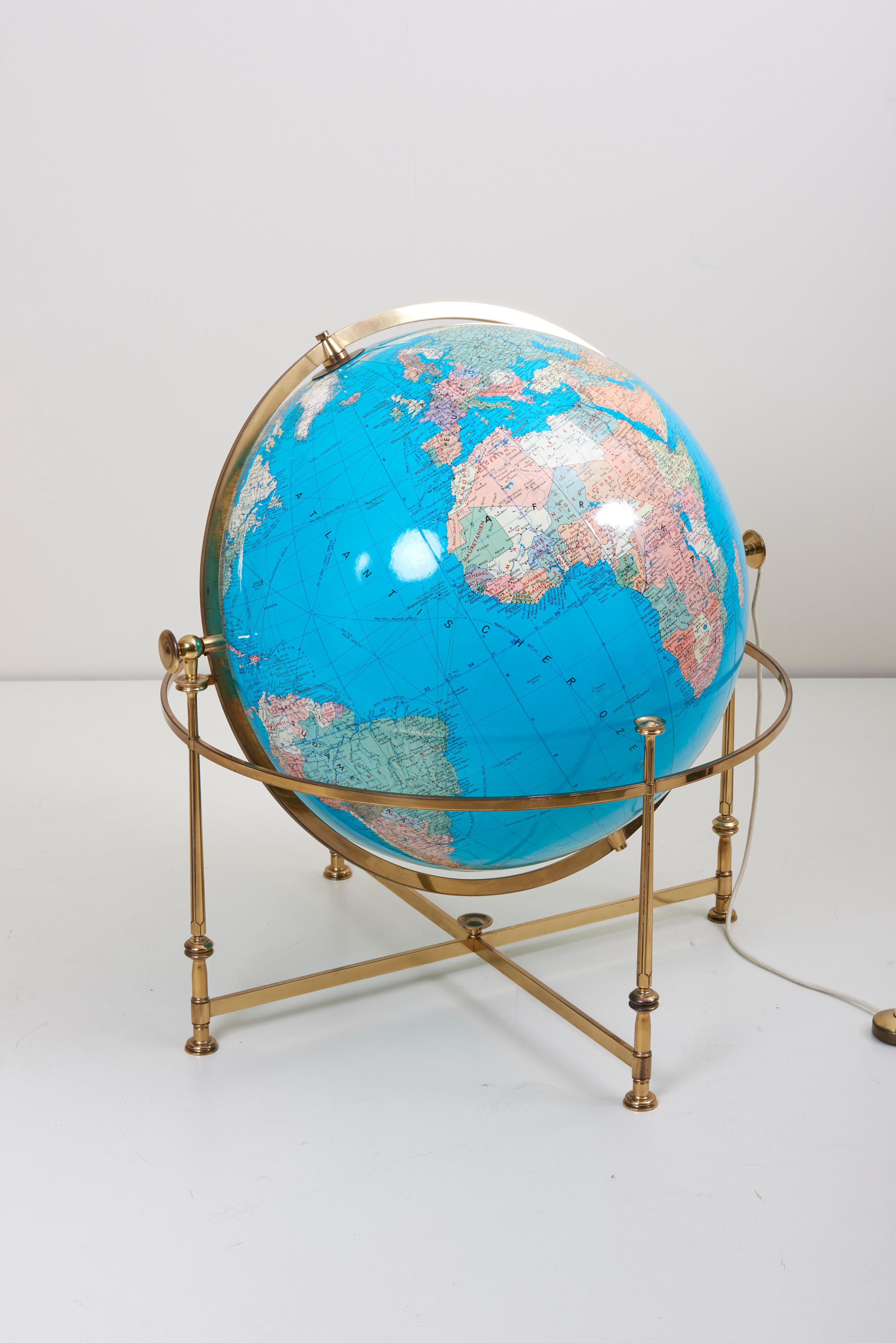 Riesiger beleuchteter Vintage-Globus mit Stand aus Messing im Zustand „Gut“ im Angebot in Berlin, BE