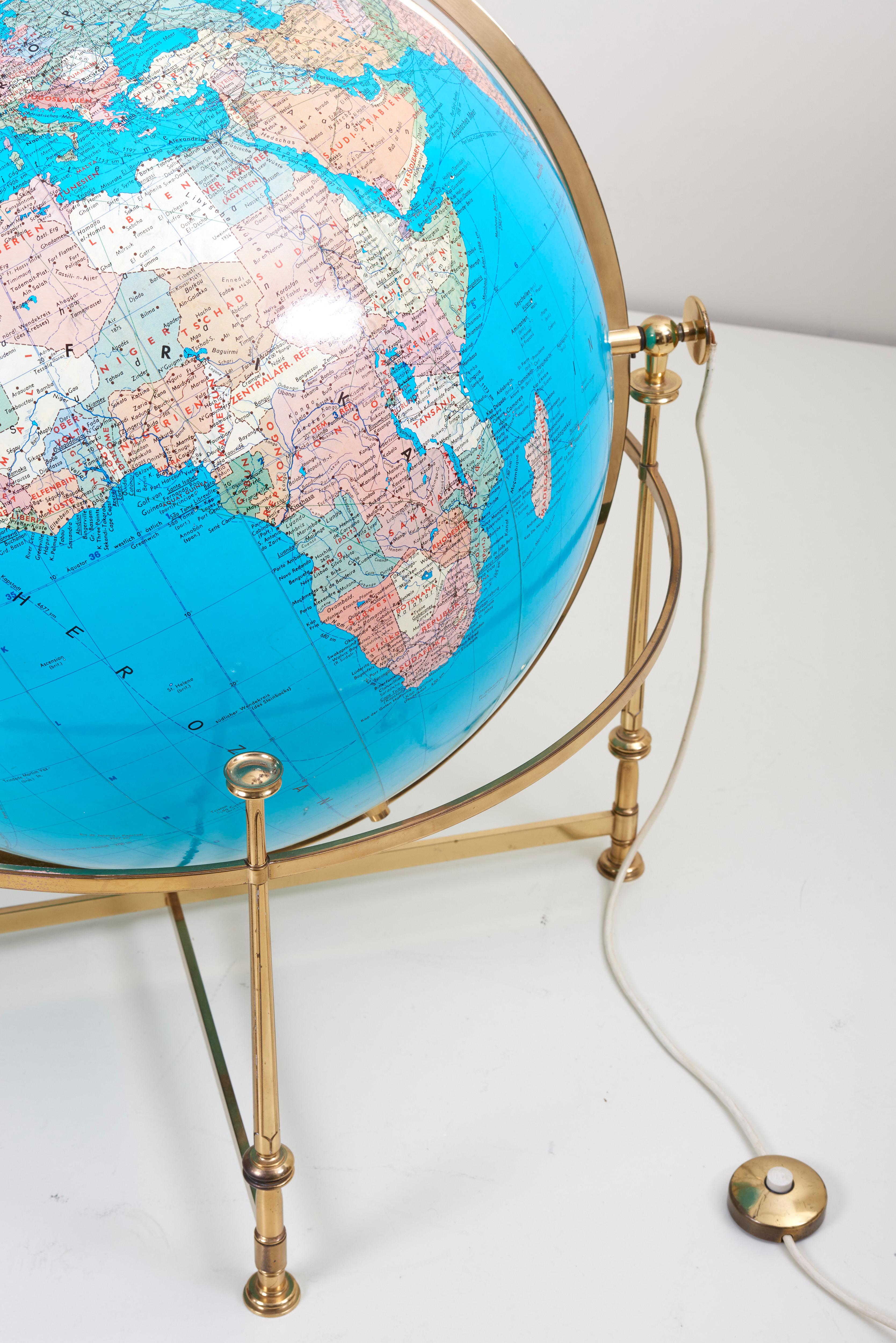 Huge Vintage Illuminated Globe with Brass Stand In Good Condition For Sale In Berlin, BE