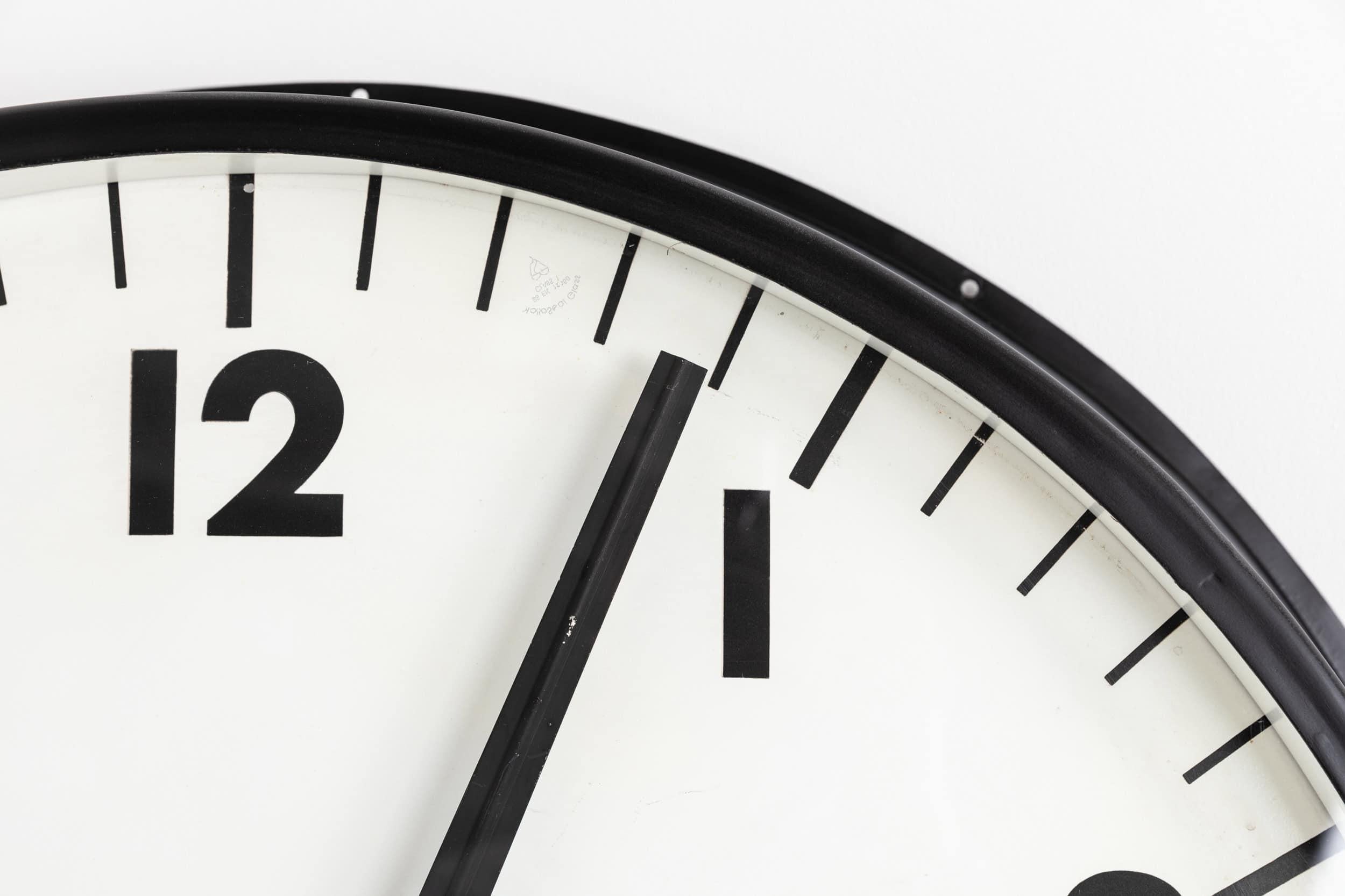 

Un imponente orologio industriale d'epoca realizzato in Inghilterra dai rinomati produttori di orologi Gents of Leicester. C.C.

L'involucro esterno, restaurato con cura, è tornato alla sua precedente finitura nera dopo essere stato