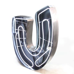 Très grand porte-documents industriel vintage en aluminium en forme de néon « R » avec lettre en forme de U en marqueterie américaine