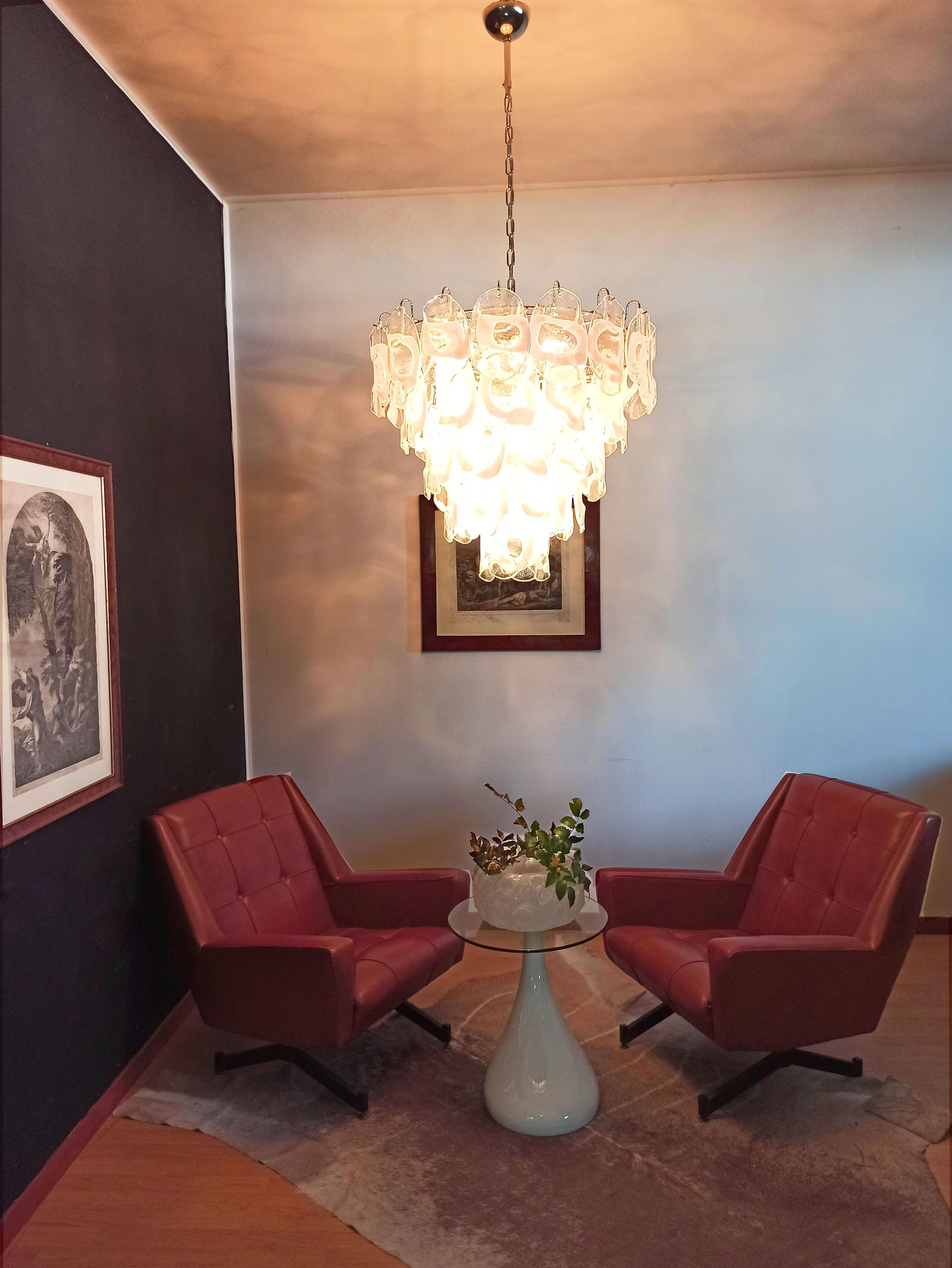 Énorme lustre italien vintage de Murano dans le style Vistosi. Le lustre comporte 57 fantastiques verres blancs et transparents de Murano (