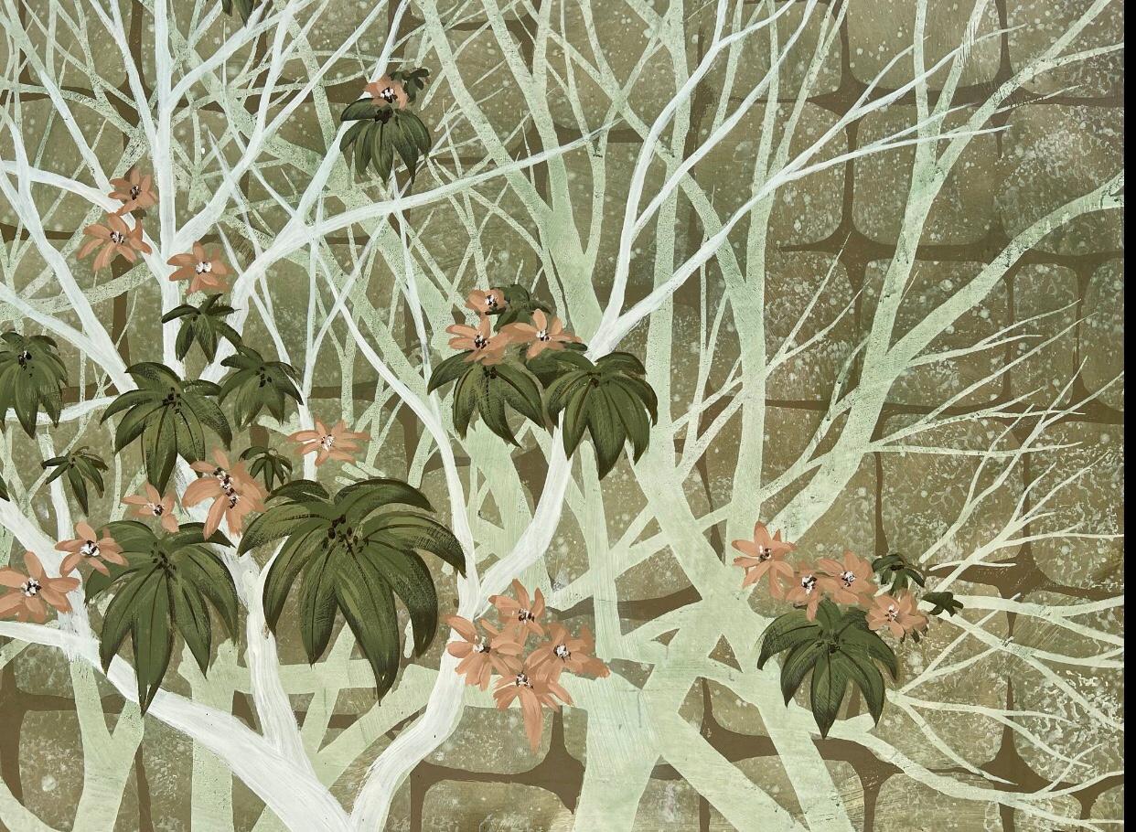 Monumentale dipinto a olio su tela, firmato da Lee Reynolds, di ispirazione asiatica, ricoperto da viti sinuose, da fogliame rampicante verde variegato e bianco sporco e da fiori di pesca corallina. 

L'opera d'arte è incorniciata in legno di bambù