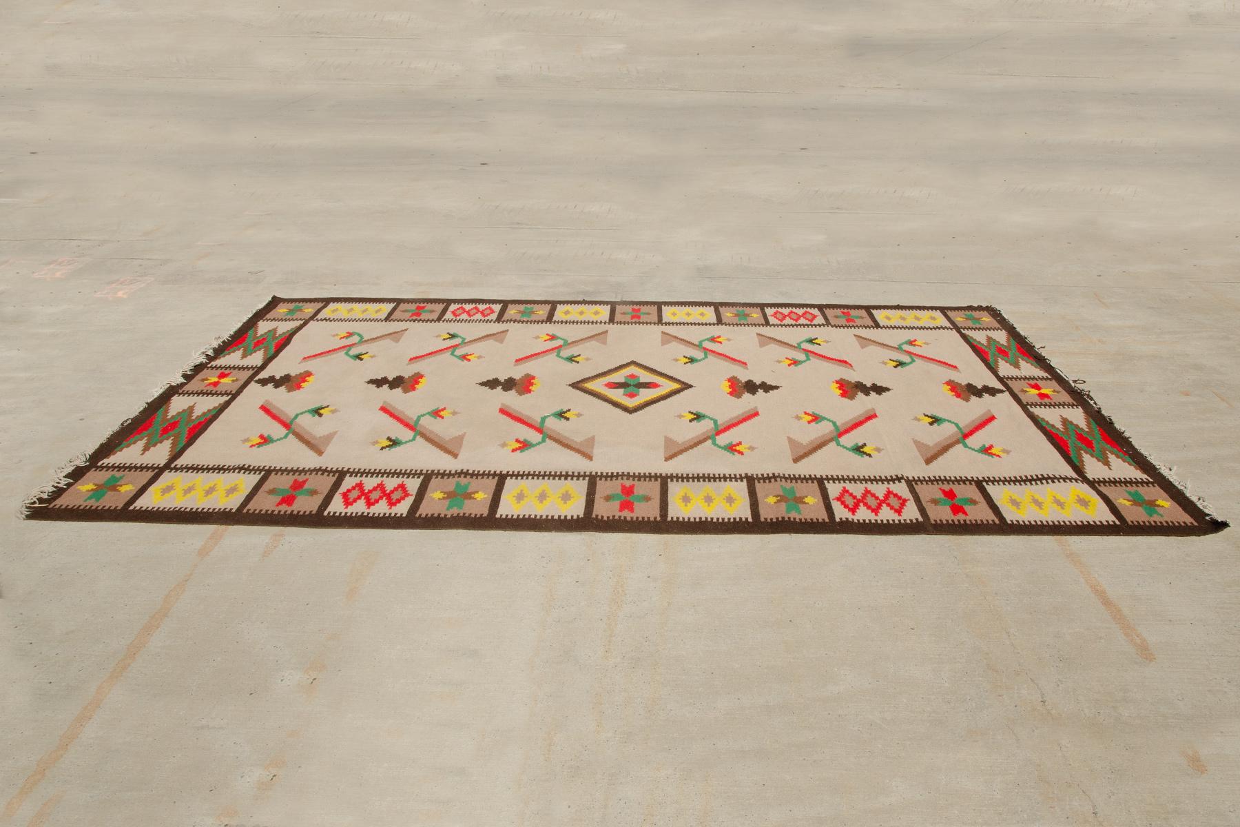 Ce gigantesque tapis Vintage & Kilim moderne a été fabriqué dans les années 1950.  Le kilim est un tapis tissé à la main selon la technique de la tapisserie. La littérature professionnelle mentionne une vingtaine de pays d'Asie et d'Europe où il est