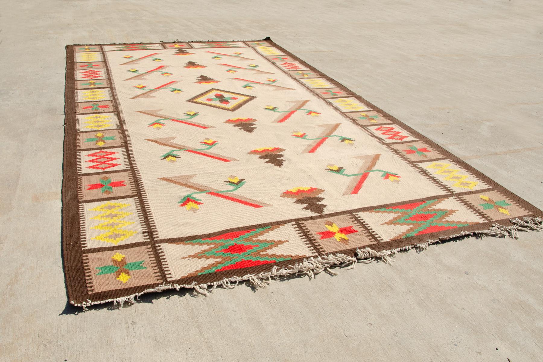 Européen Grand tapis moderne The Moderns Kilim, années 1970 en vente