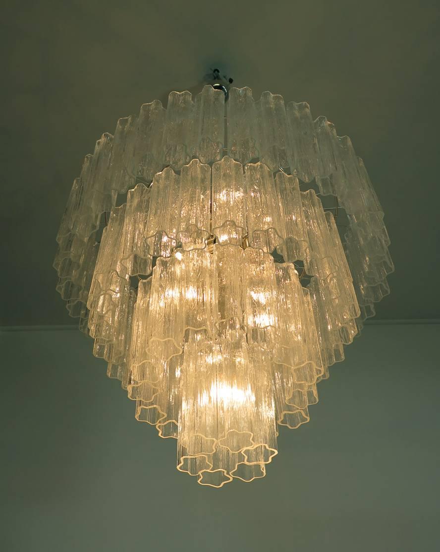 Italian vintage chandelier in Murano glass and nickel plated metal structure on four levels. The armour polished nickel supports 78 large amber glass tubes in a star shape.
Period: Late 20th century
Dimensions: 63 inches (160 cm) height with