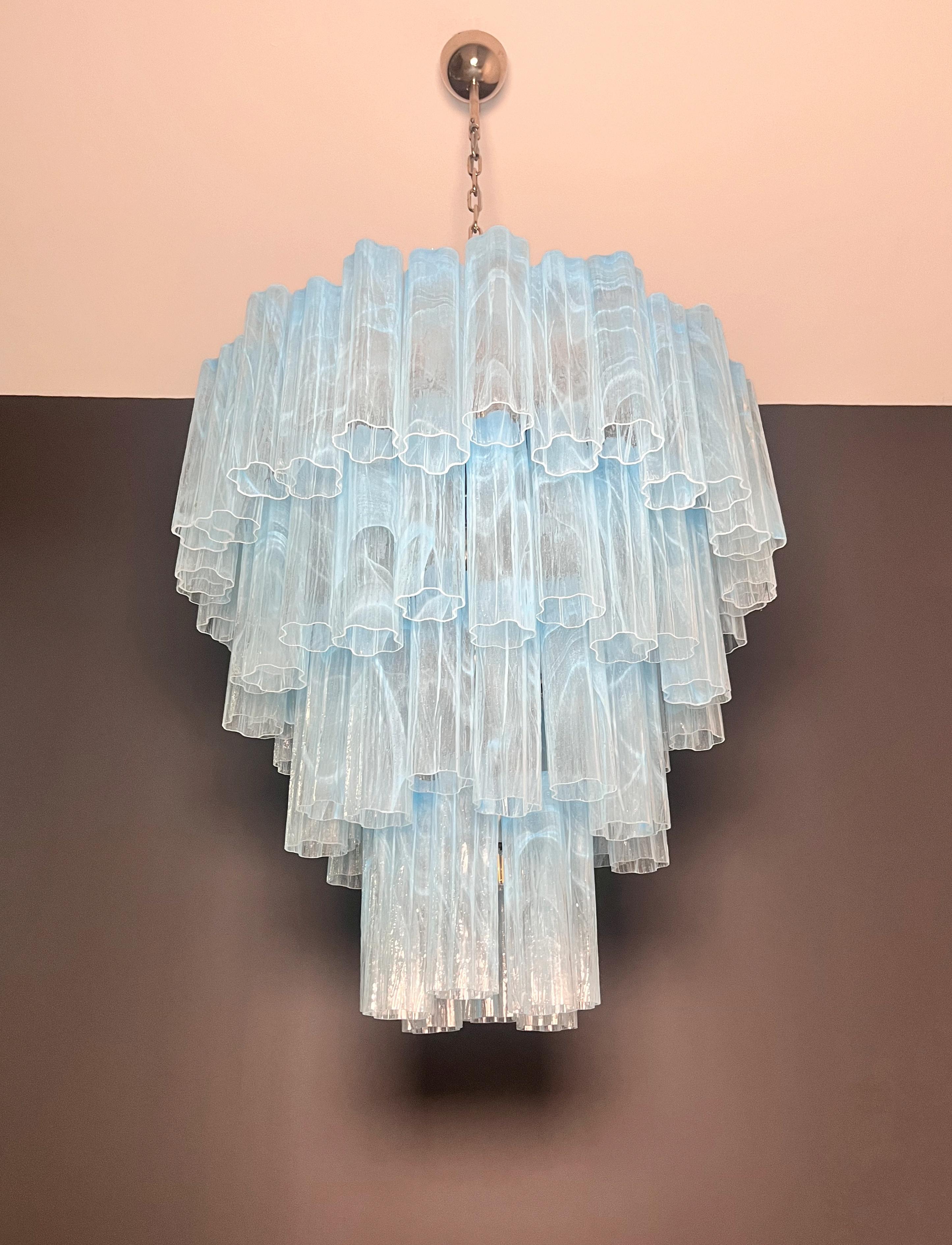 Enorme araña de cristal de Murano de época - 80 vidrios-vasos de alabastro azul siglo XX en venta