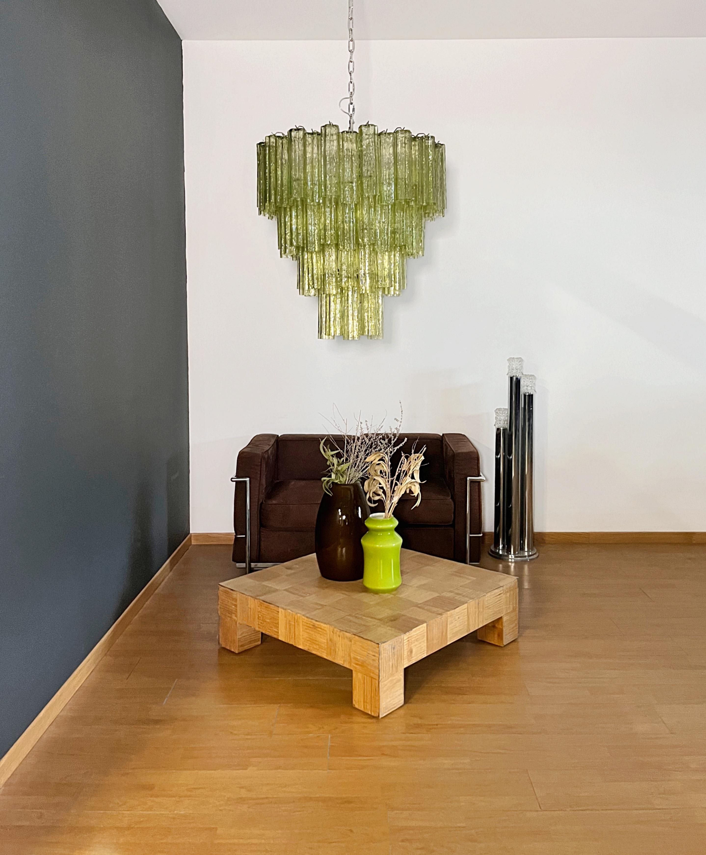 Mid-Century moderno Enorme lampadario a strati in vetro di Murano d'epoca - 80 bicchieri - colore verde in vendita