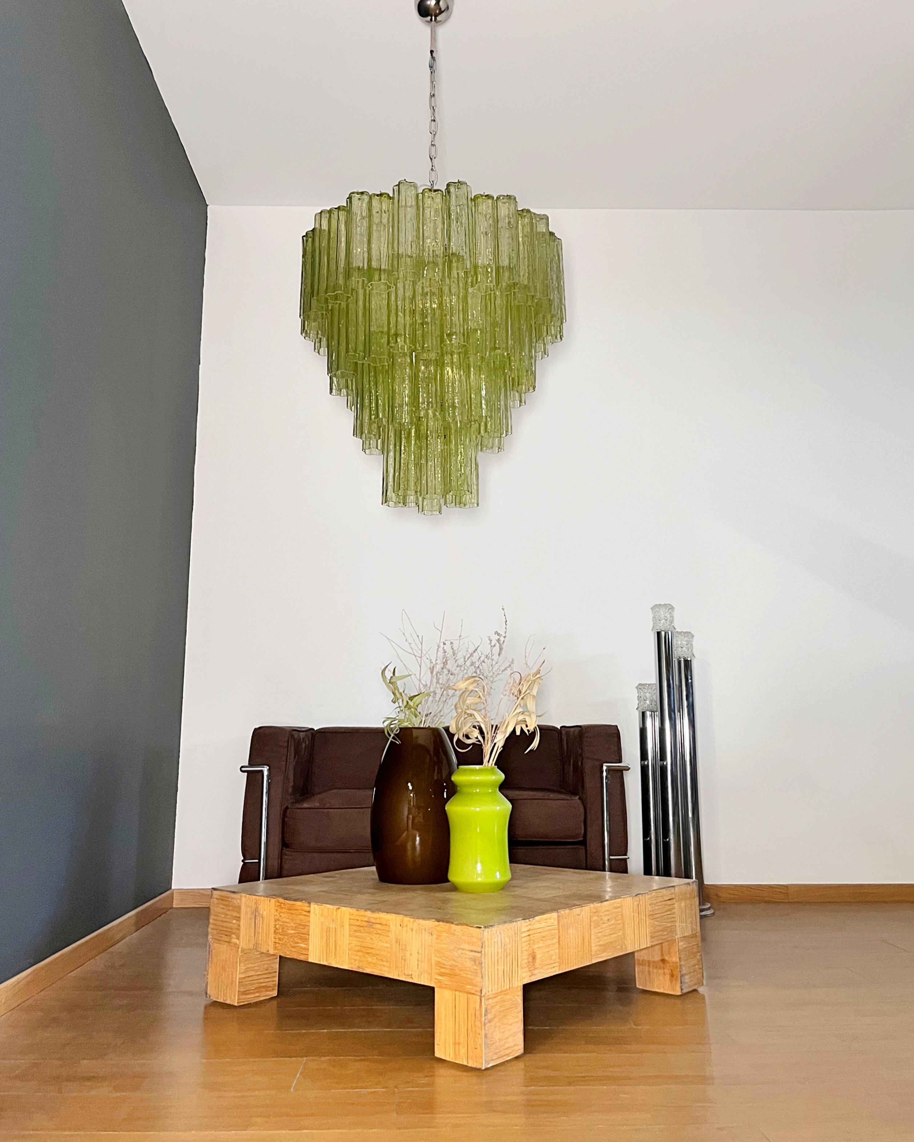Italiano Enorme lampadario a strati in vetro di Murano d'epoca - 80 bicchieri - colore verde in vendita