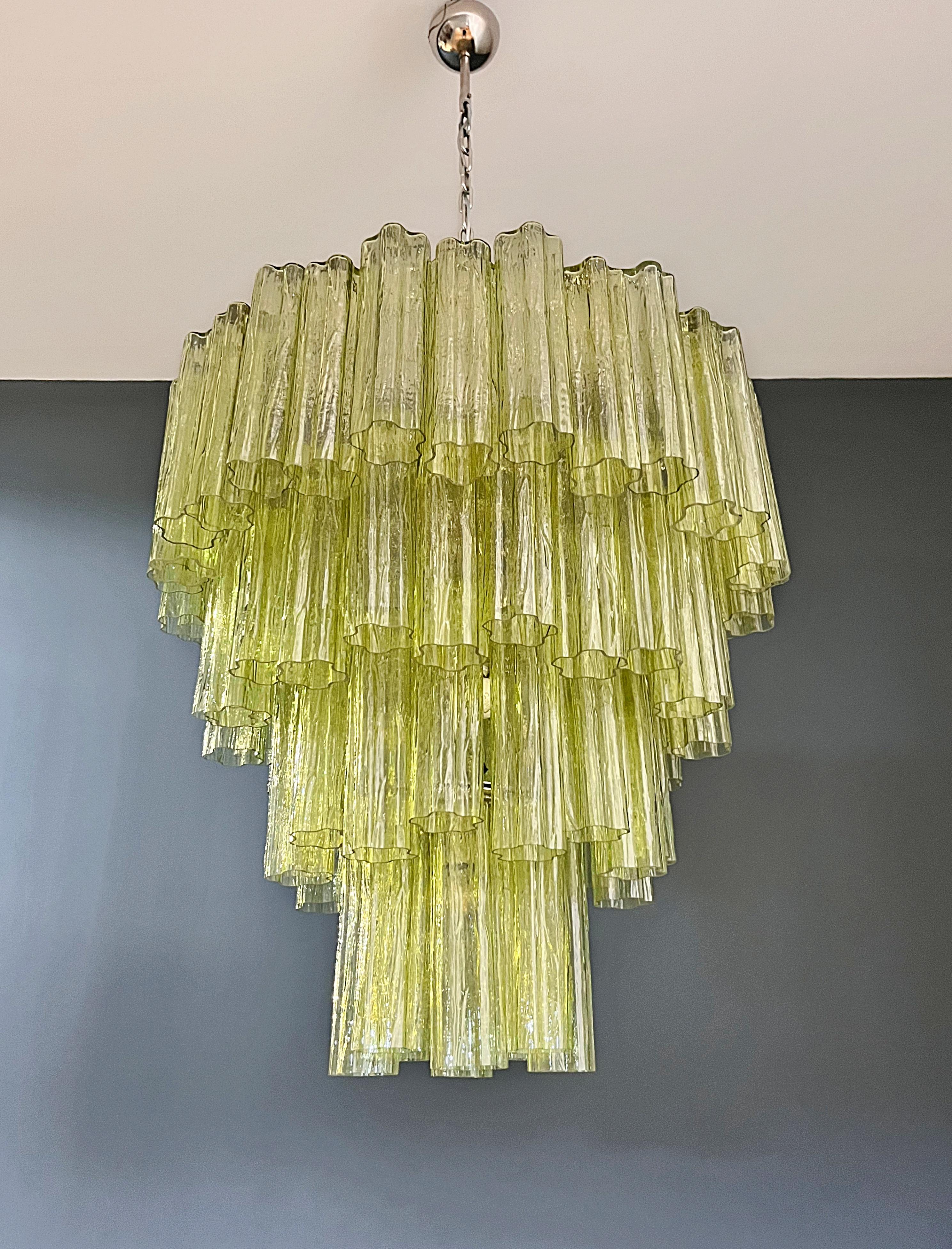 XX secolo Enorme lampadario a strati in vetro di Murano d'epoca - 80 bicchieri - colore verde in vendita