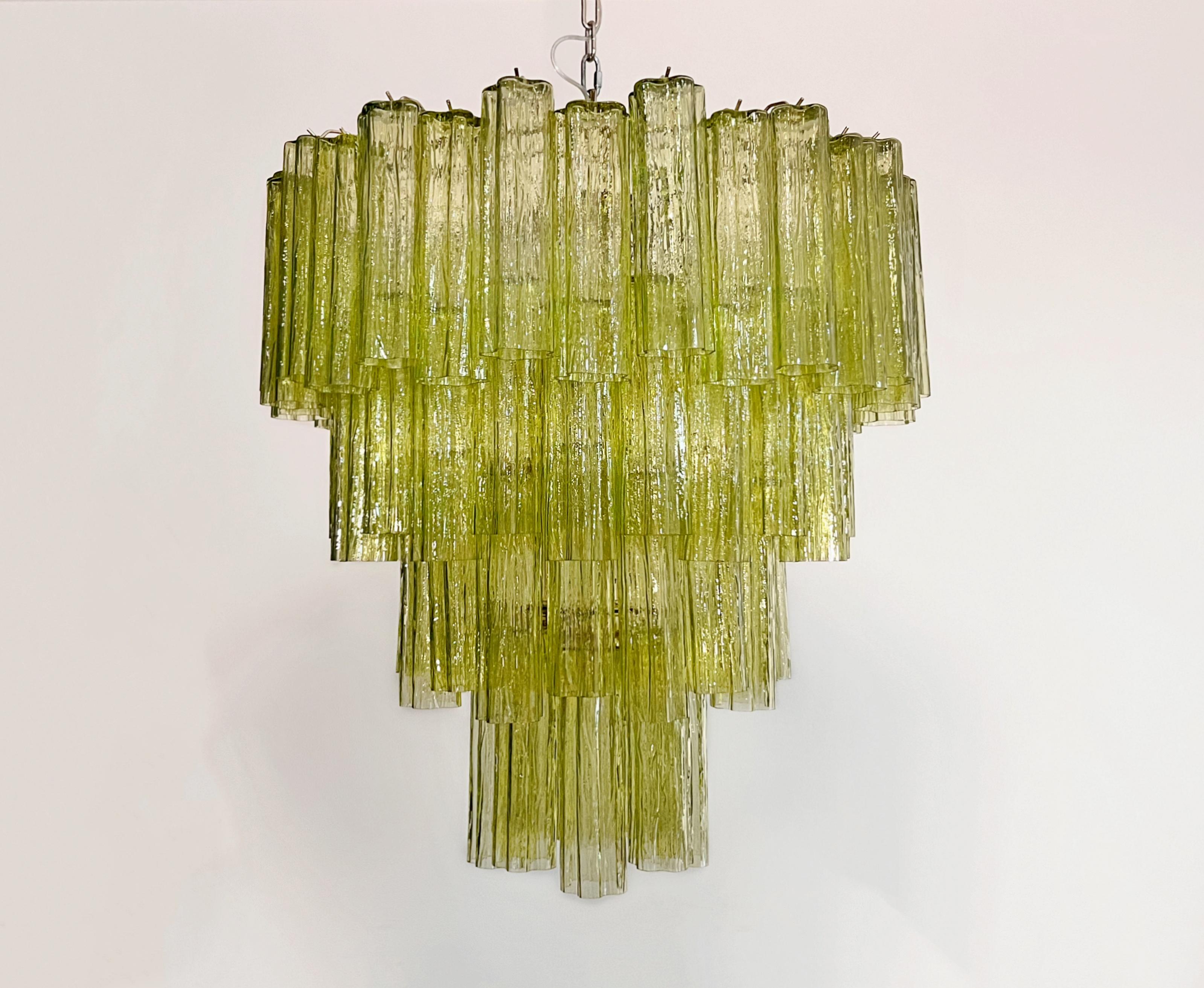 Vetro soffiato Enorme lampadario a strati in vetro di Murano d'epoca - 80 bicchieri - colore verde in vendita
