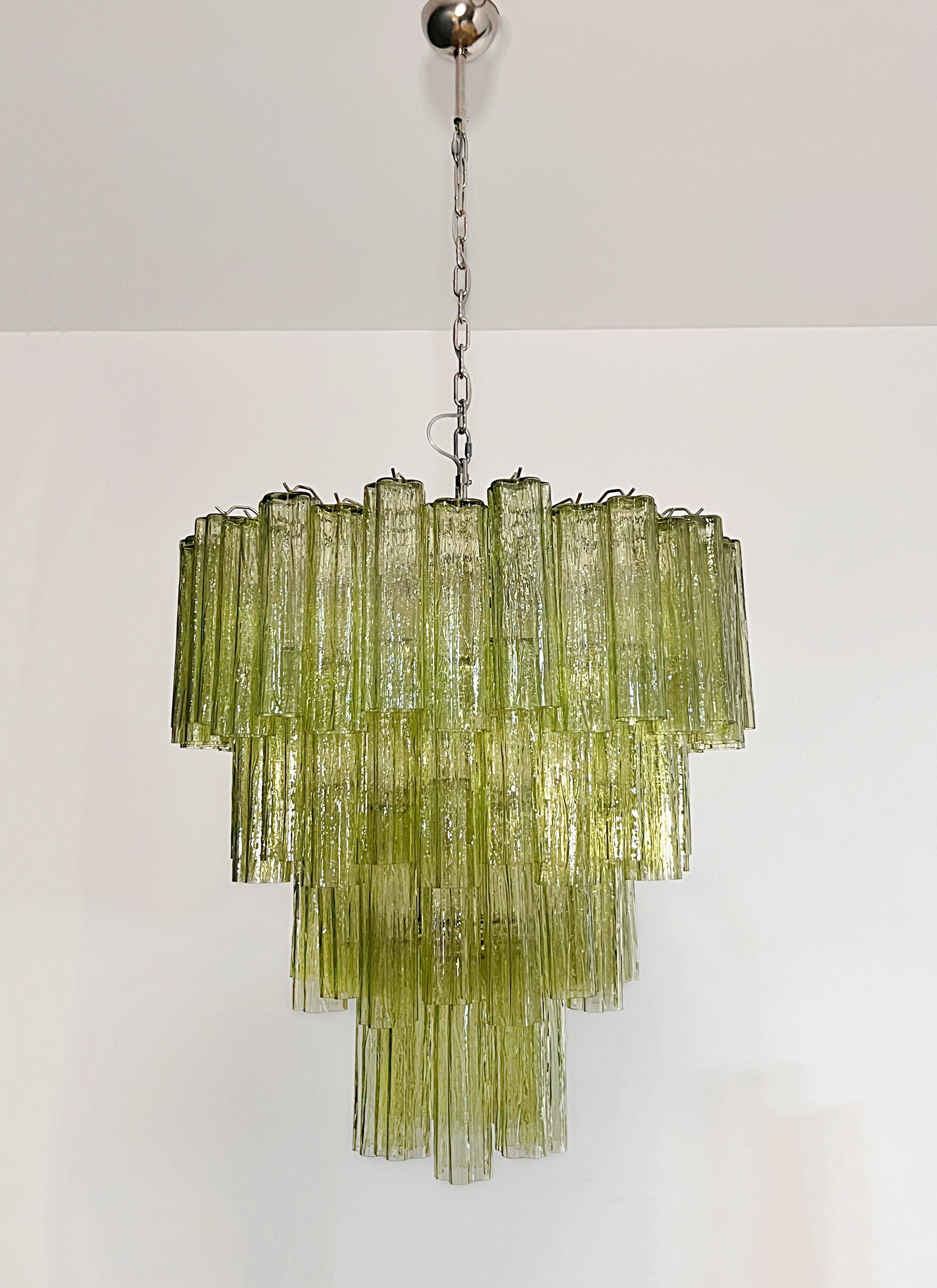 Enorme lampadario a strati in vetro di Murano d'epoca - 80 bicchieri - colore verde in vendita 1