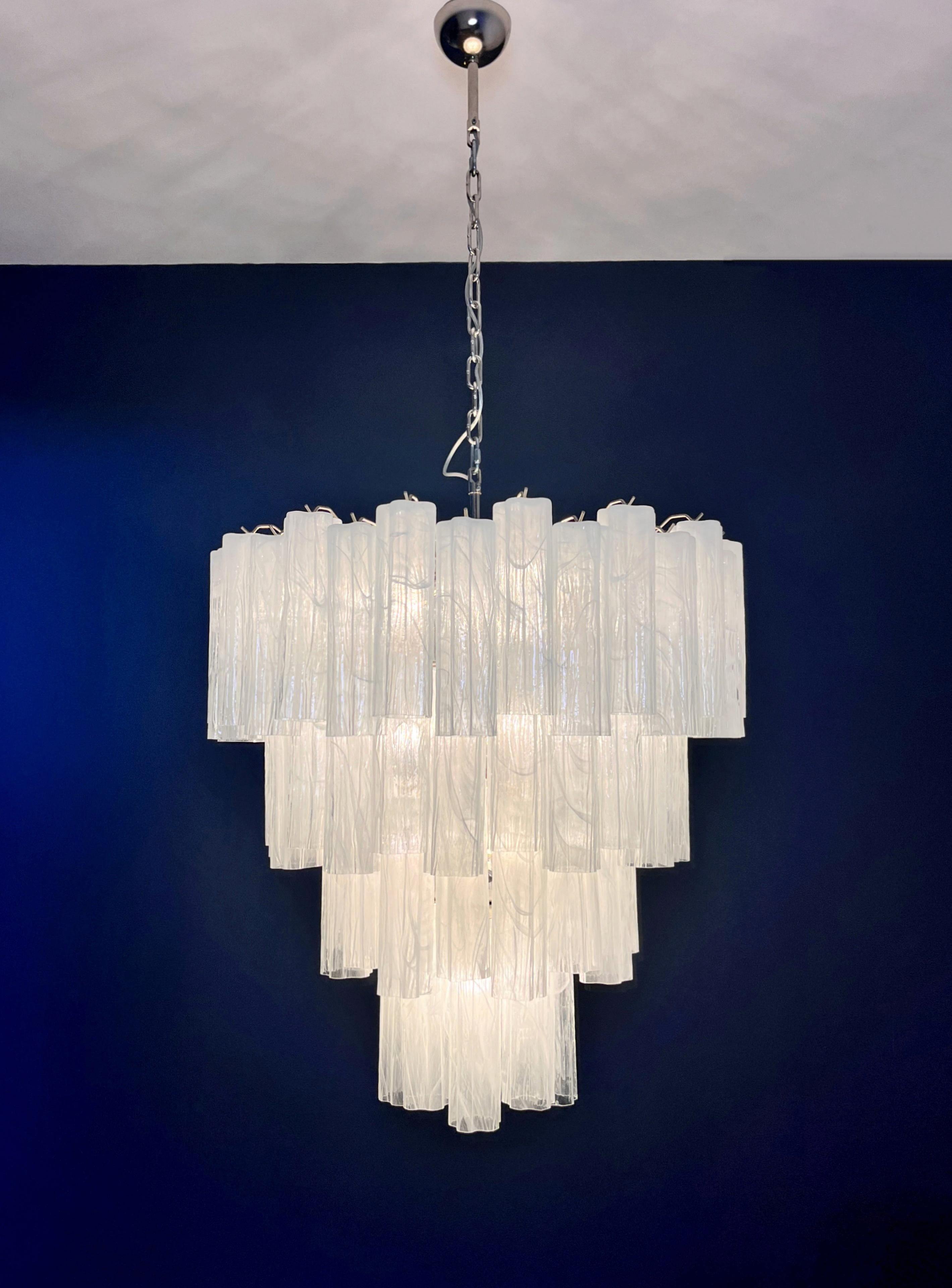 Enorme lampadario a gradini in vetro di Murano d'epoca - 80 bicchieri-bianco alabastro in vendita 3