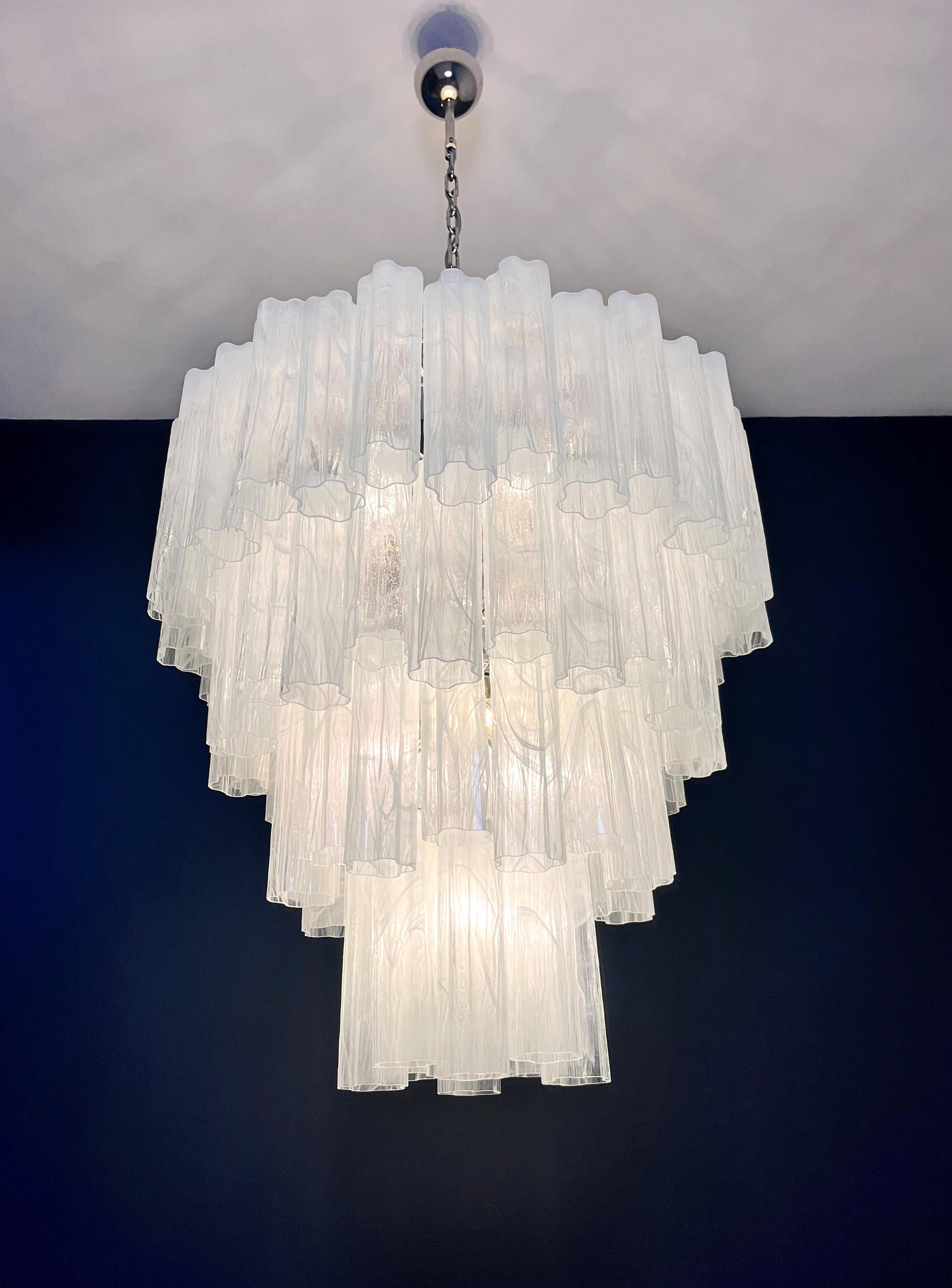 Enorme lampadario a gradini in vetro di Murano d'epoca - 80 bicchieri-bianco alabastro in vendita 4