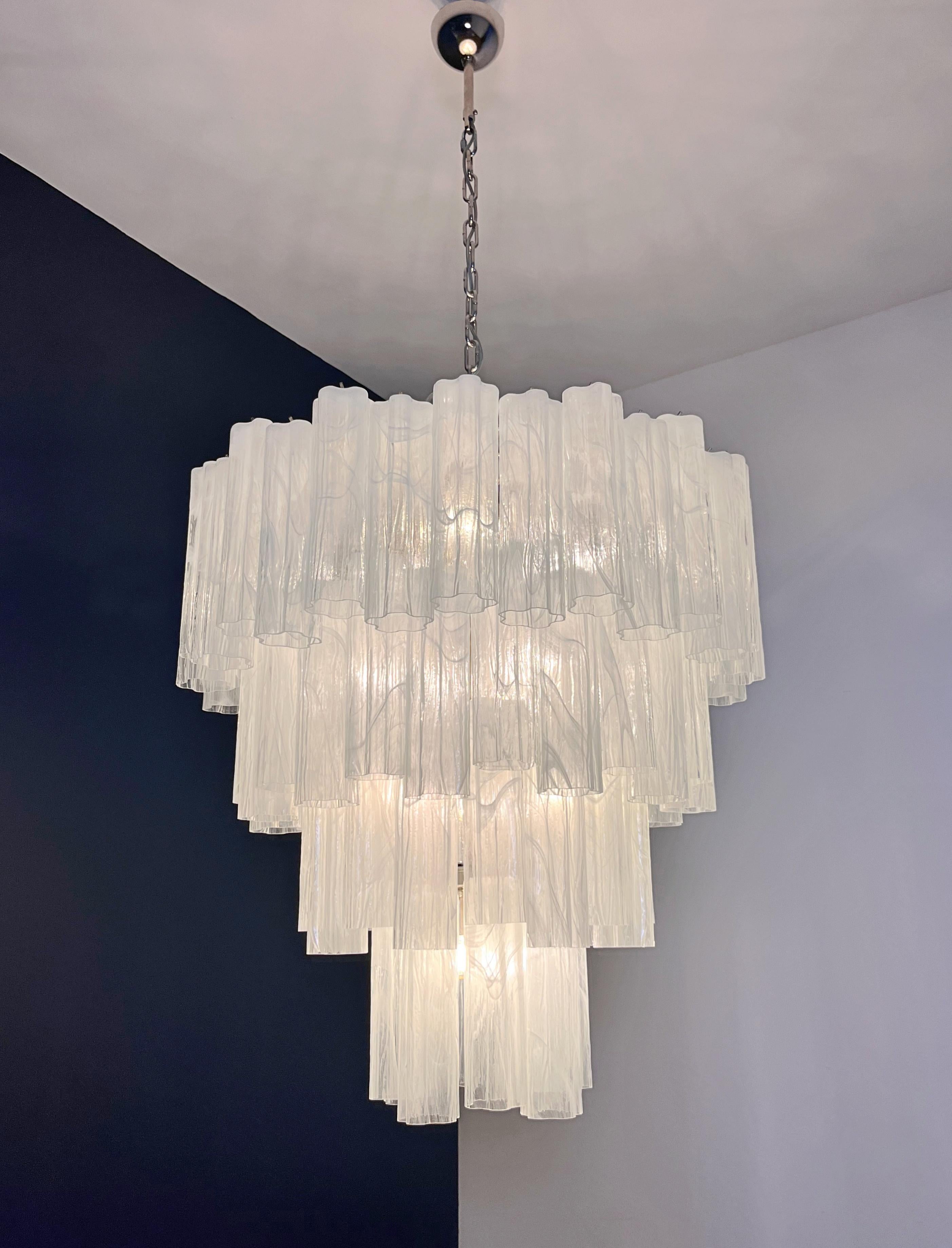 Enorme lampadario a gradini in vetro di Murano d'epoca - 80 bicchieri-bianco alabastro in vendita 5