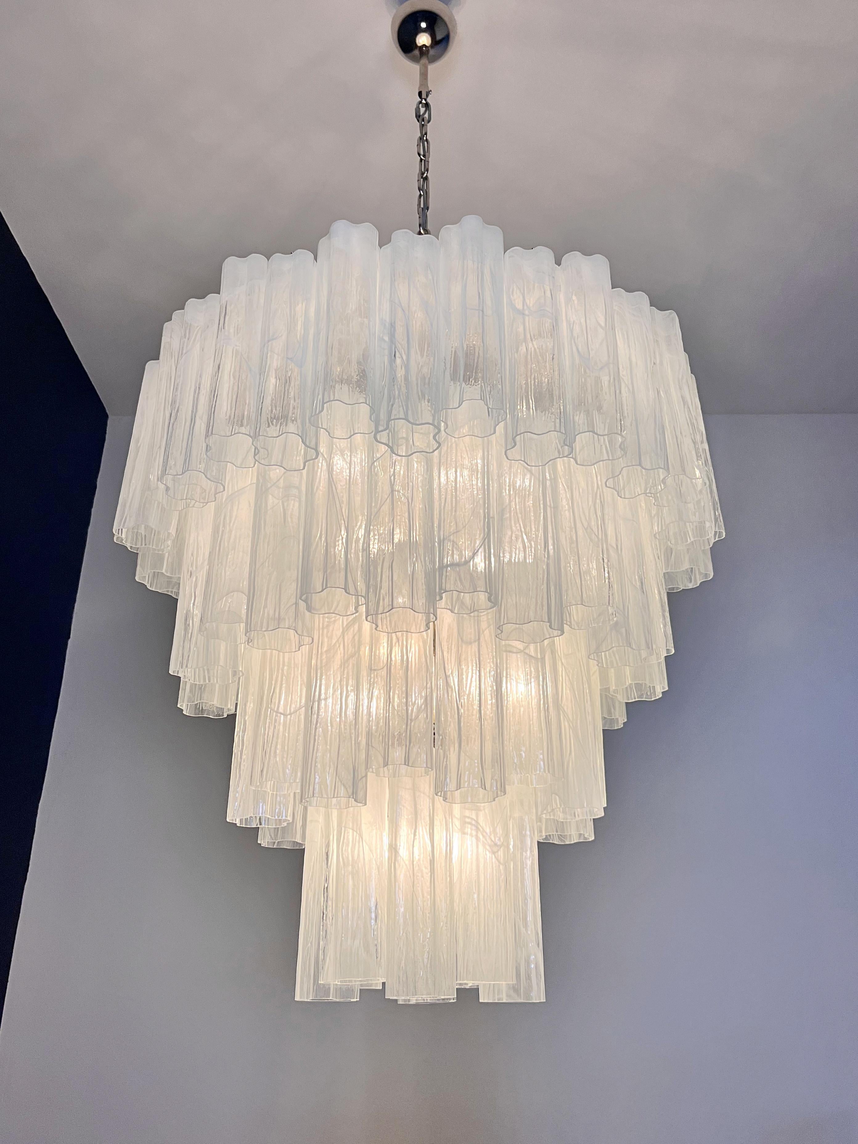 Enorme lampadario a gradini in vetro di Murano d'epoca - 80 bicchieri-bianco alabastro in vendita 6