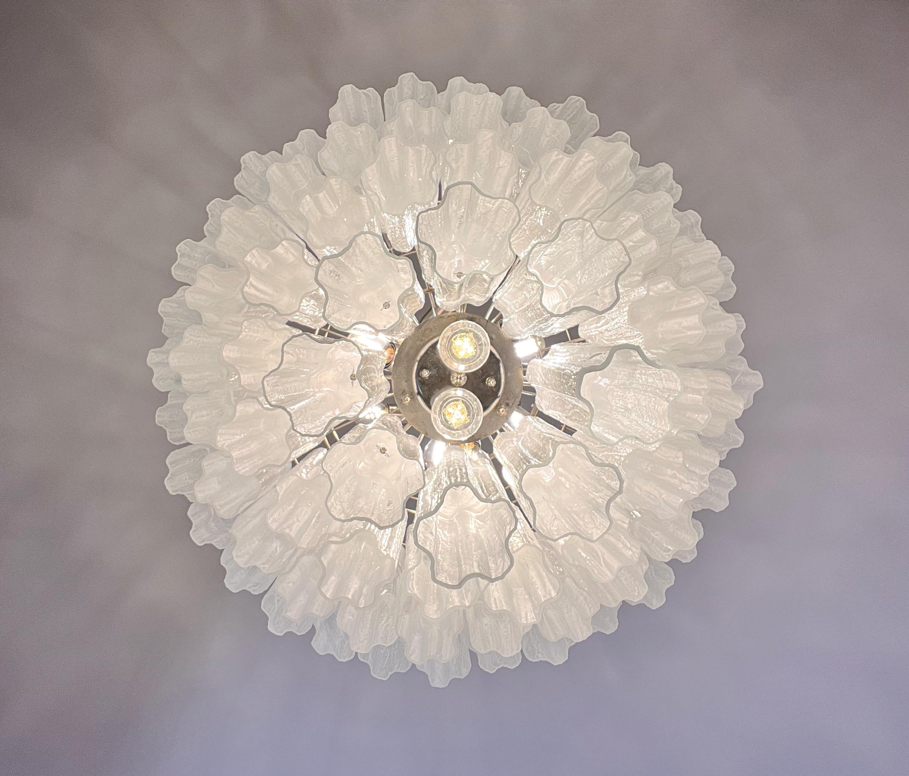 Enorme lampadario a gradini in vetro di Murano d'epoca - 80 bicchieri-bianco alabastro in vendita 7