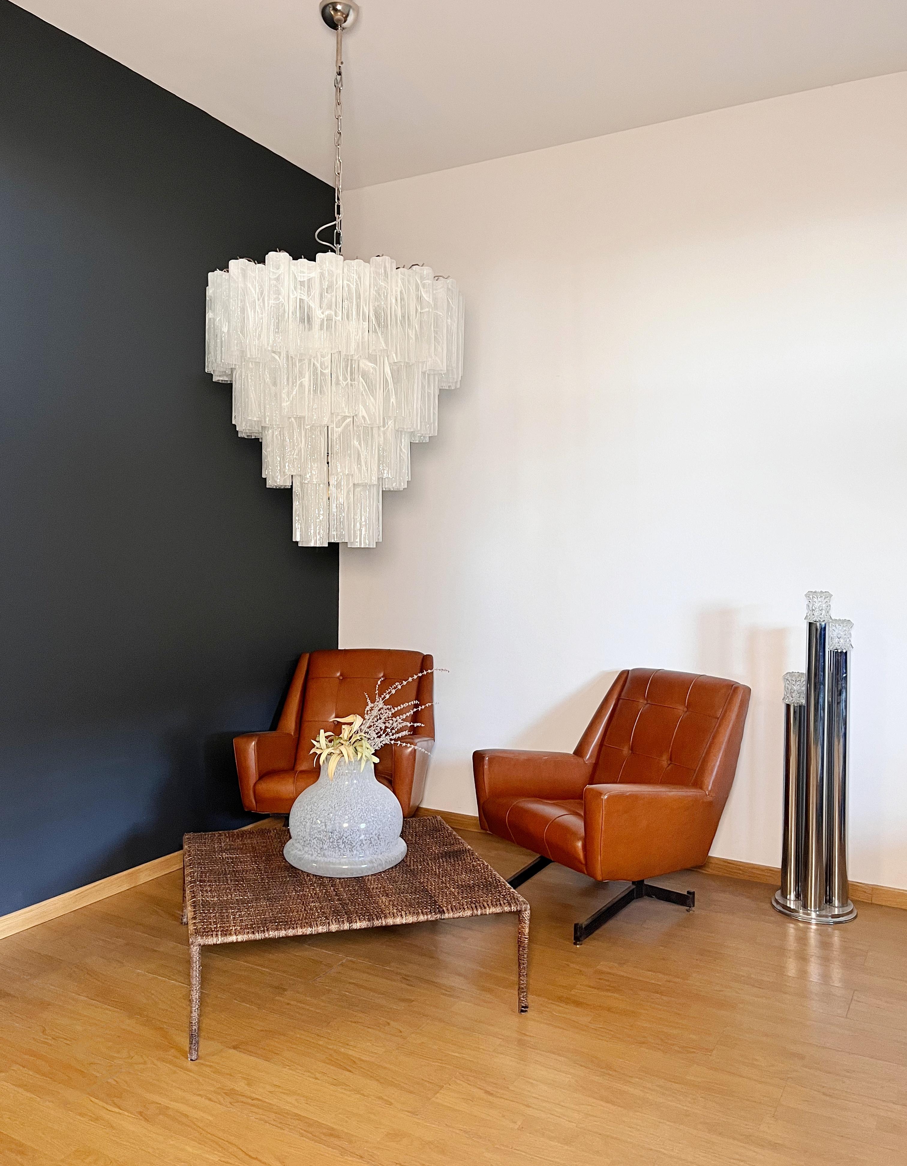 Lampadario vintage italiano in vetro di Murano e struttura in metallo nichelato su 4 livelli. L'armatura in nichel lucido sostiene 80 grandi tubi in vetro alabastro bianco. The alabaster technique created in Venetian glassworks gives the glass an