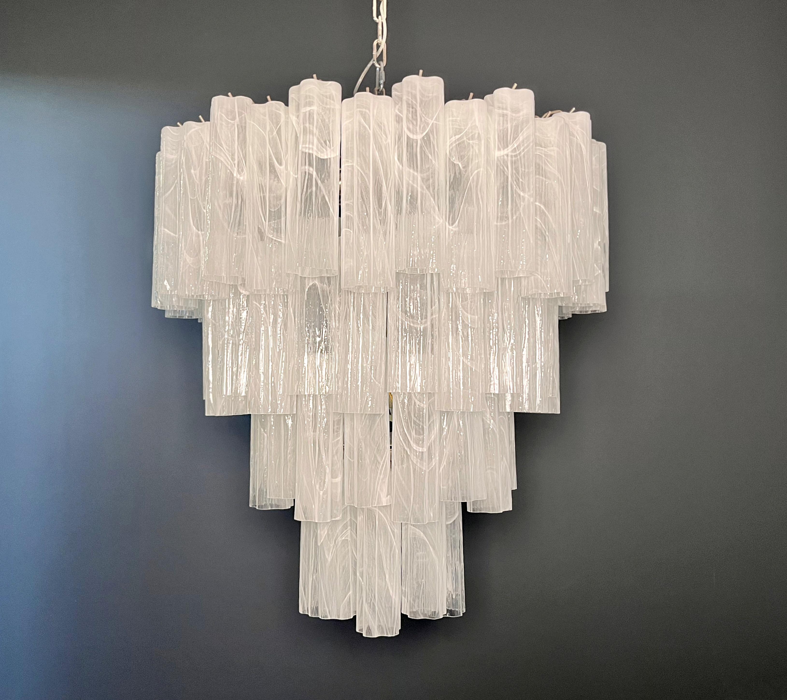 Italiano Enorme lampadario a gradini in vetro di Murano d'epoca - 80 bicchieri-bianco alabastro in vendita