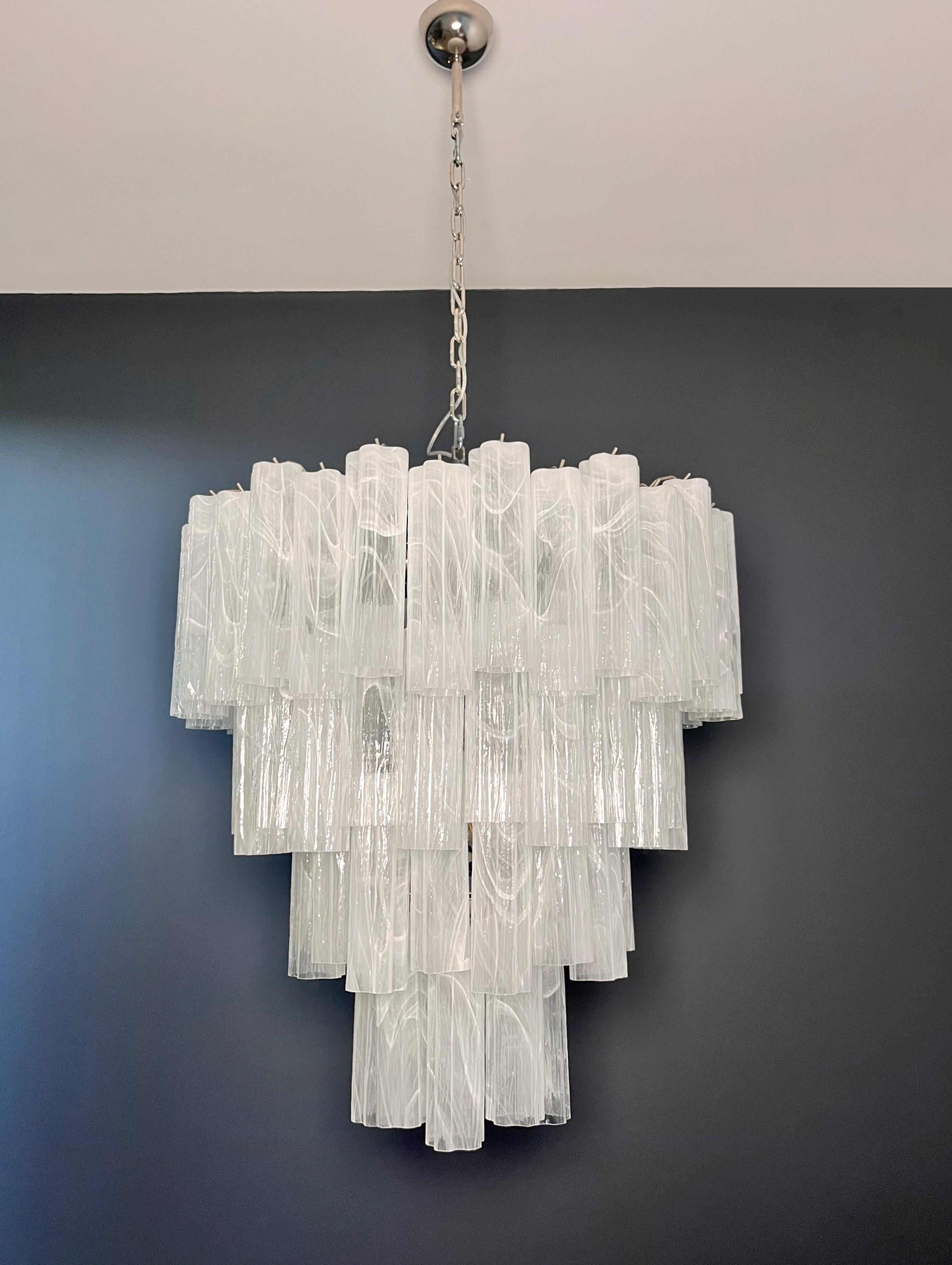 Galvanizzato Enorme lampadario a gradini in vetro di Murano d'epoca - 80 bicchieri-bianco alabastro in vendita