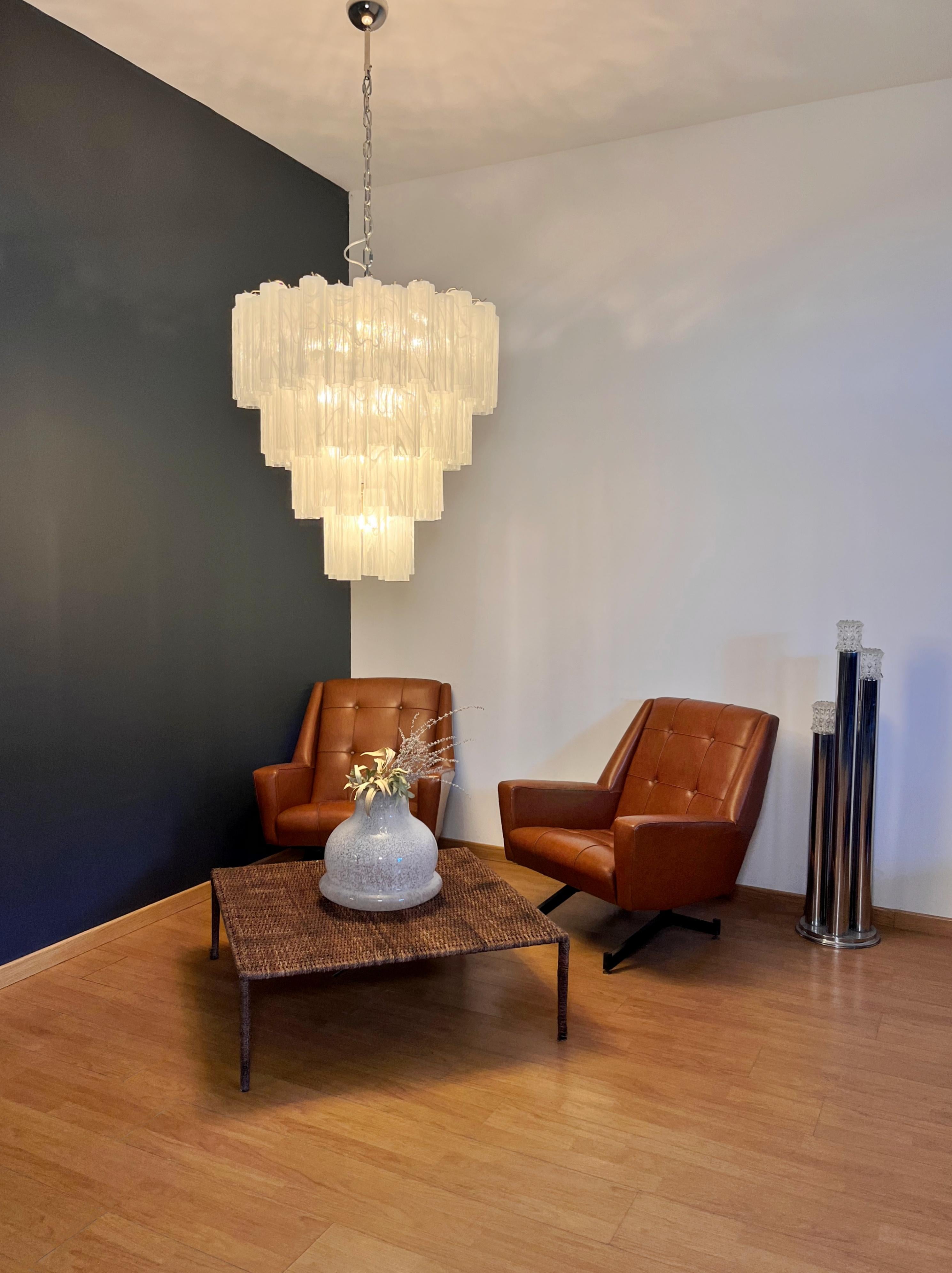 XX secolo Enorme lampadario a gradini in vetro di Murano d'epoca - 80 bicchieri-bianco alabastro in vendita