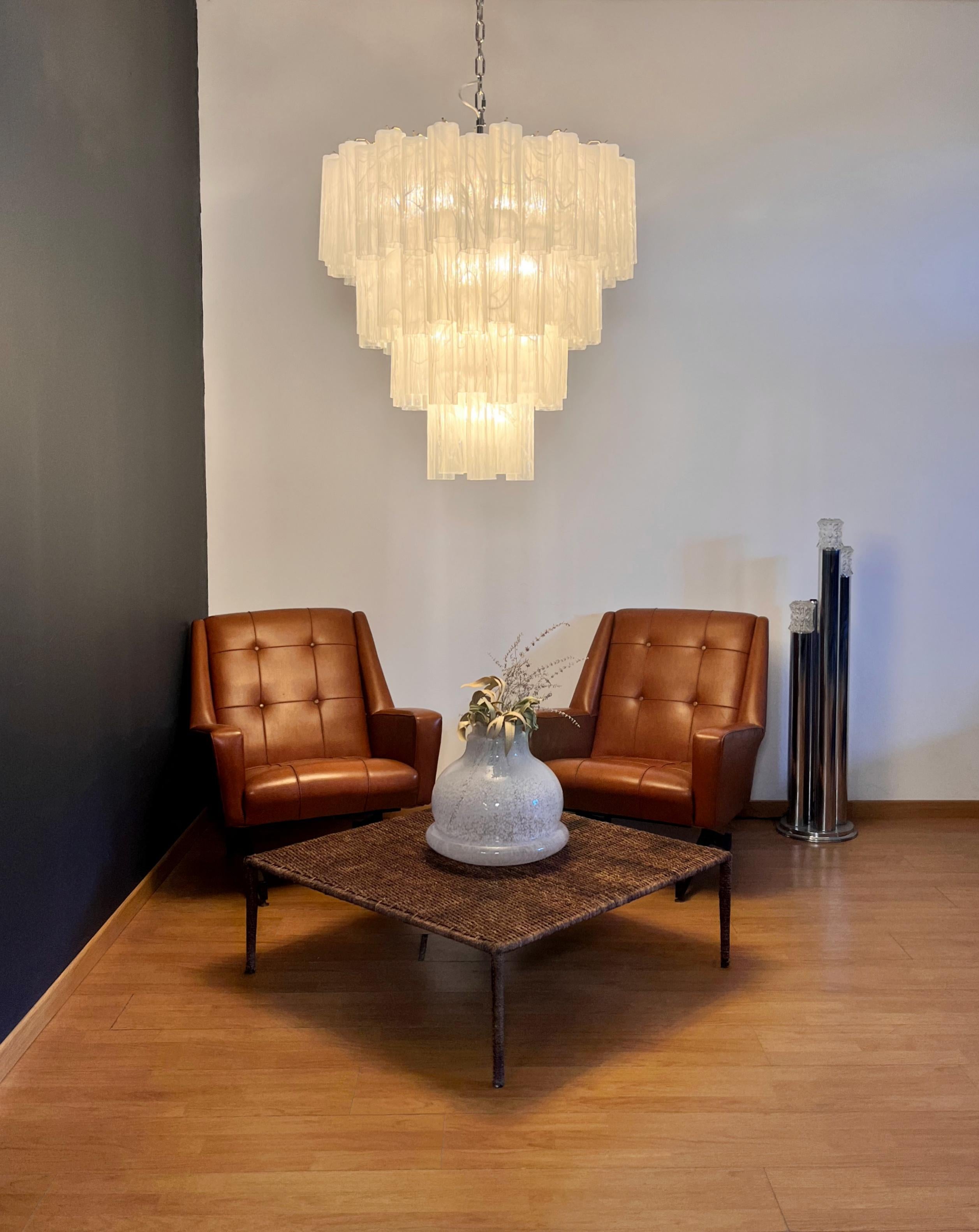 Vetro soffiato Enorme lampadario a gradini in vetro di Murano d'epoca - 80 bicchieri-bianco alabastro in vendita