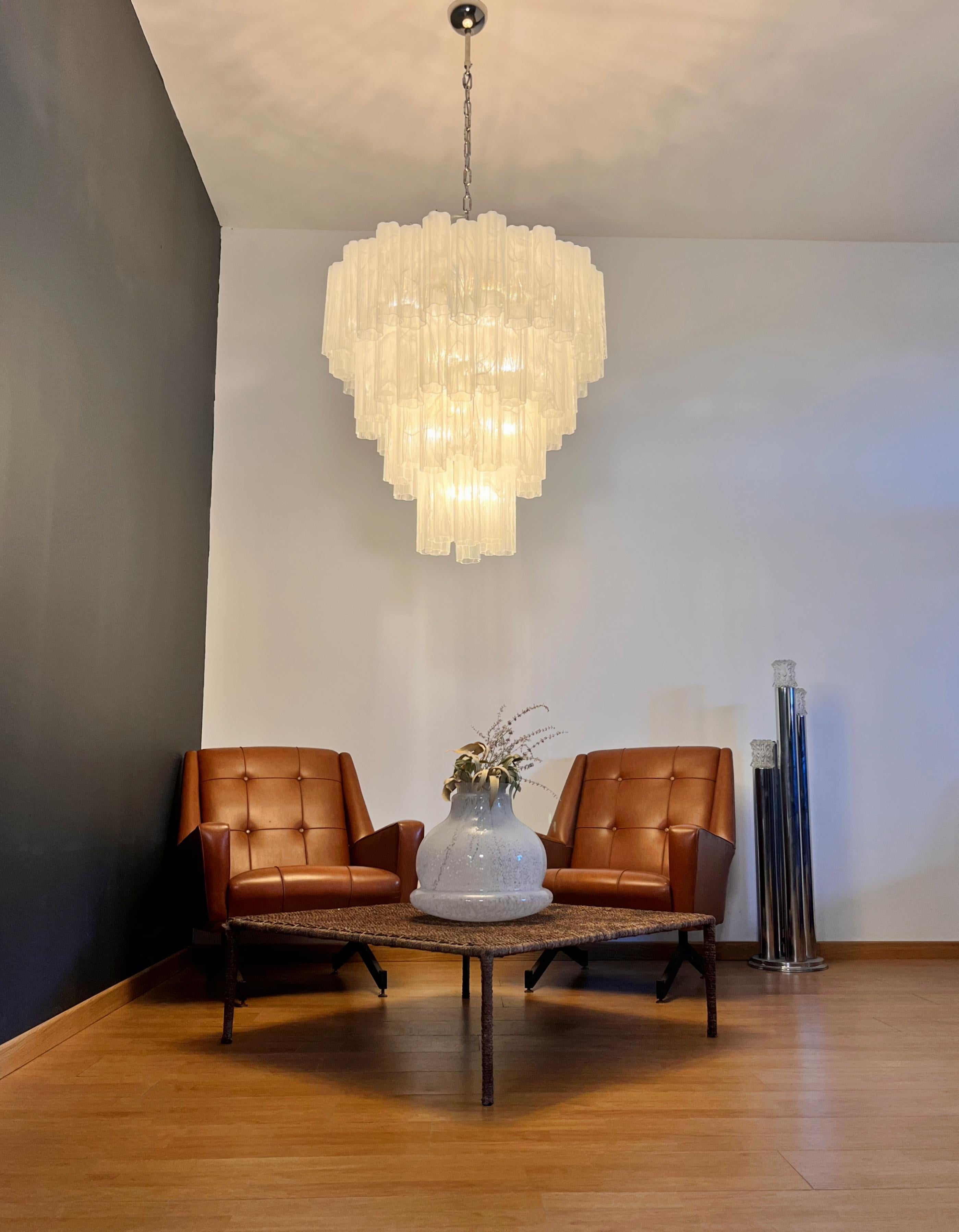 Enorme lampadario a gradini in vetro di Murano d'epoca - 80 bicchieri-bianco alabastro in vendita 1