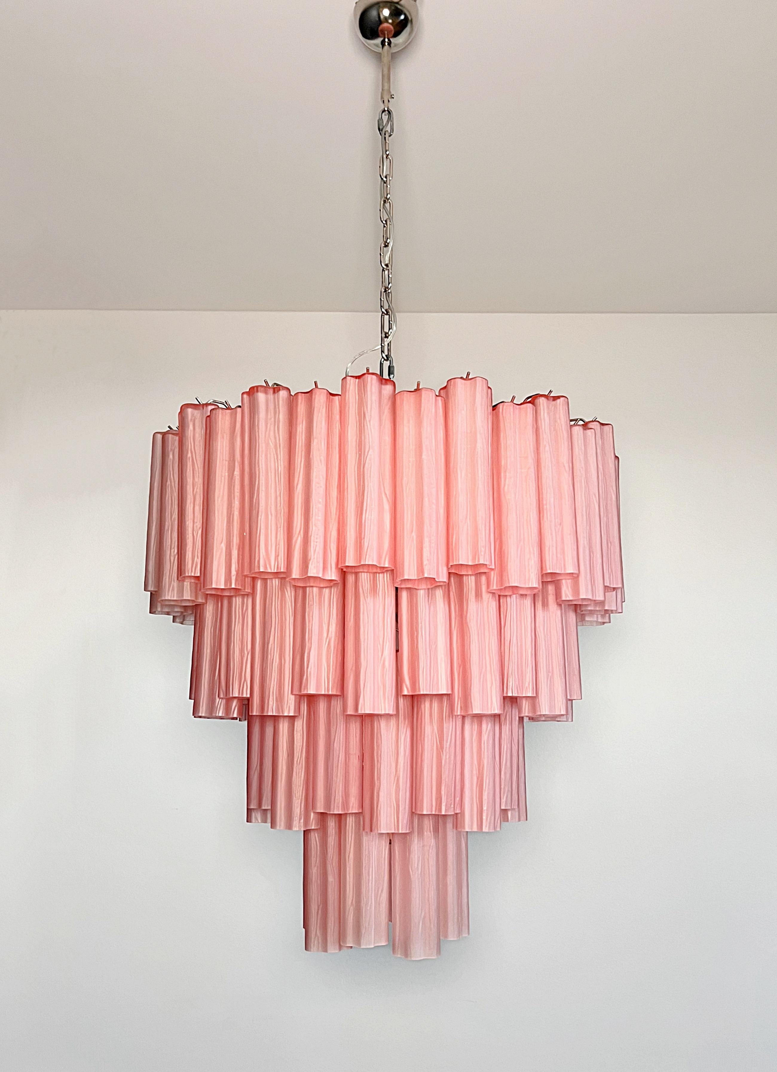 Énorme lustre à étages en verre de Murano Vintage - 80 tubes en verre gravé rose en vente 2