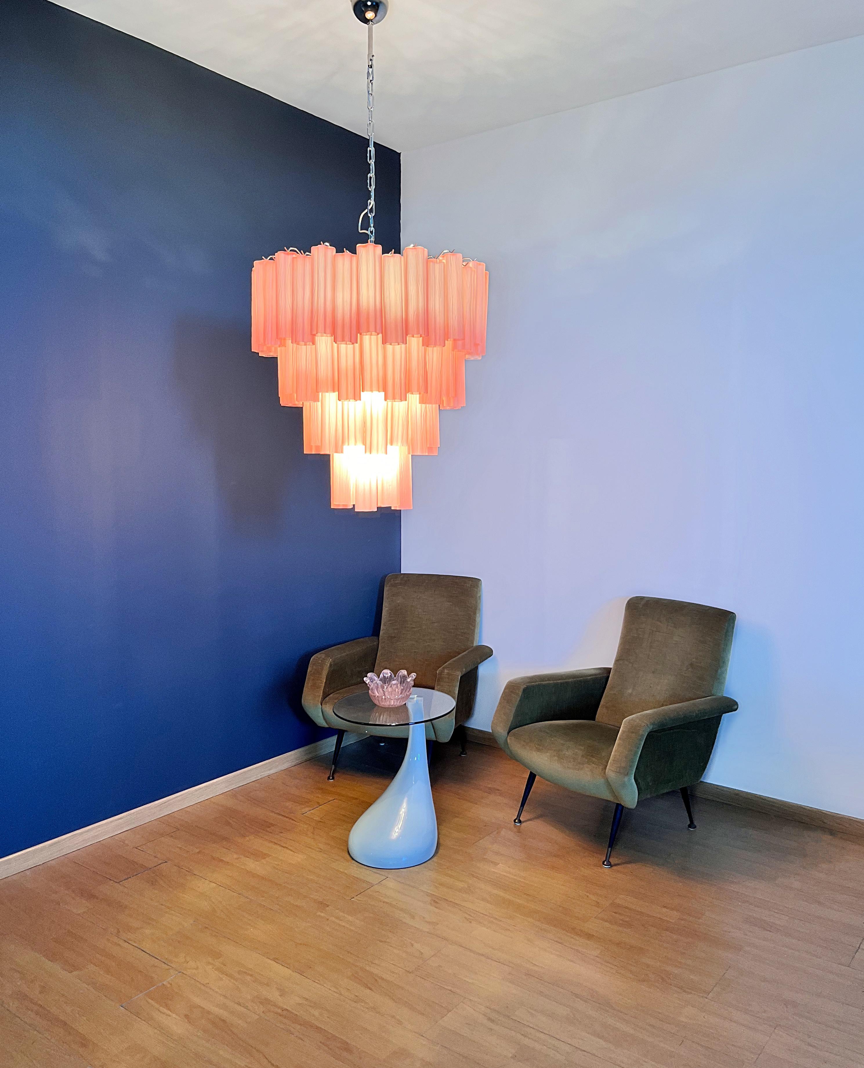 Énorme lustre à étages en verre de Murano Vintage - 80 tubes en verre gravé rose en vente 3