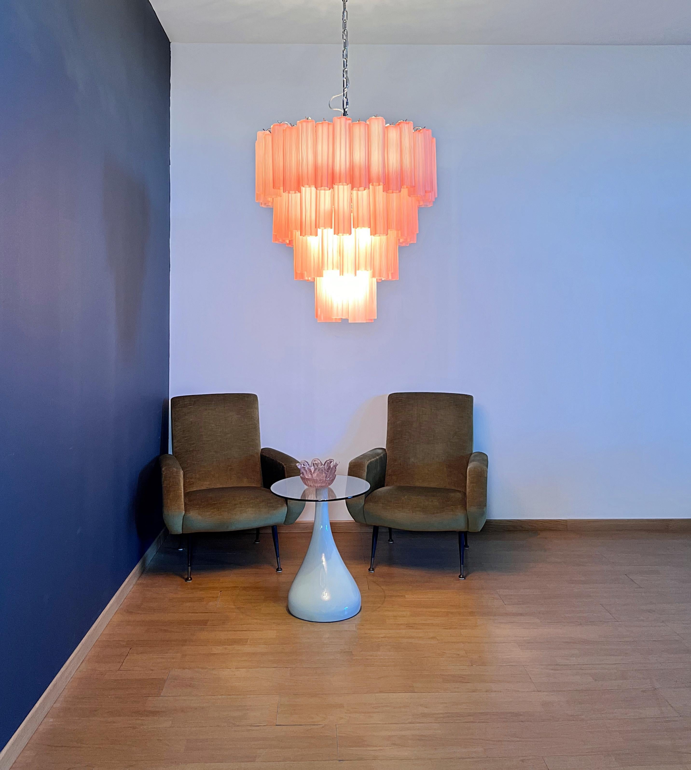 Énorme lustre à étages en verre de Murano Vintage - 80 tubes en verre gravé rose en vente 4