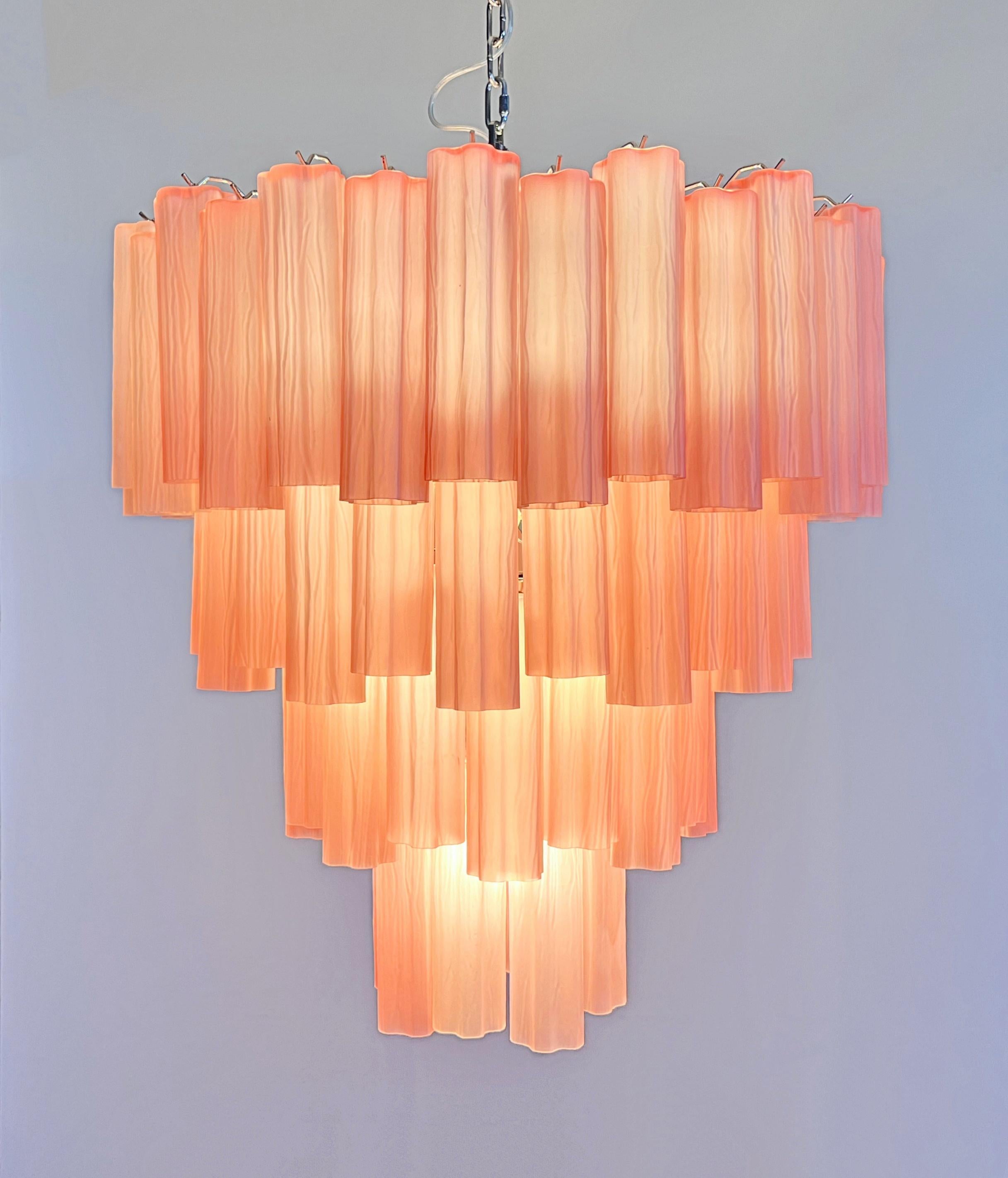 Énorme lustre à étages en verre de Murano Vintage - 80 tubes en verre gravé rose en vente 5